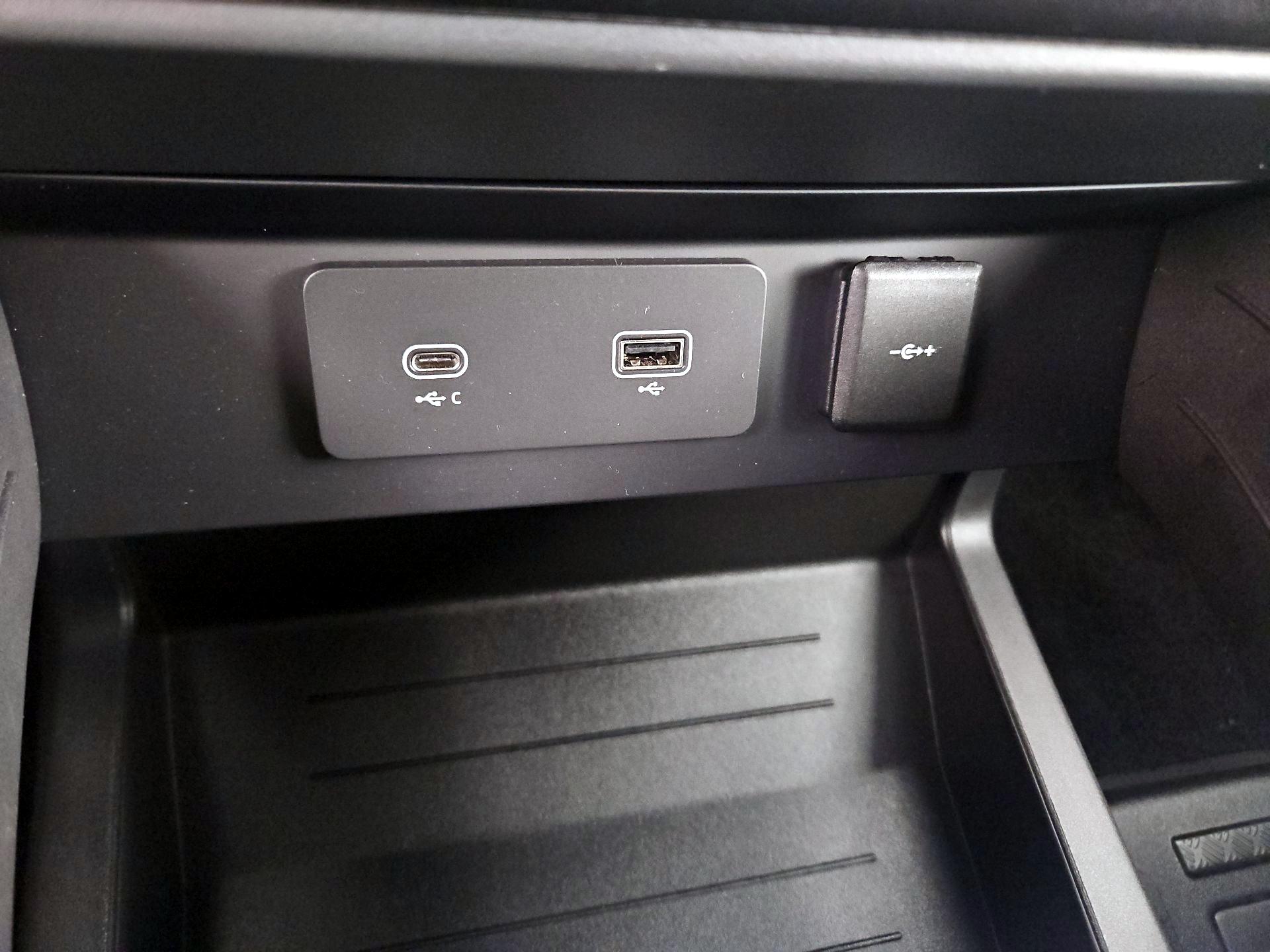 Thumbnail: 2023 Land Rover Defender - 17