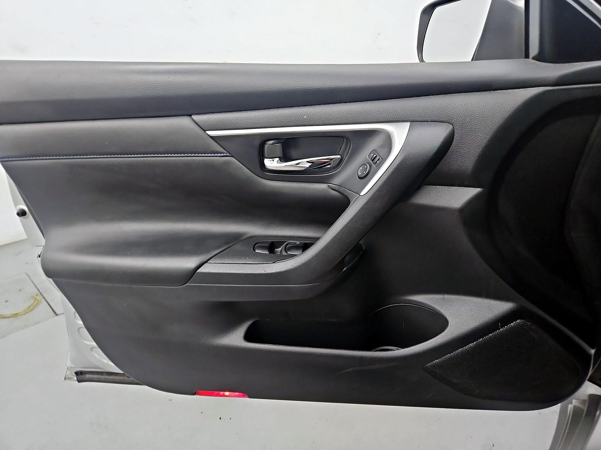 Thumbnail: 2016 Nissan Altima - 12