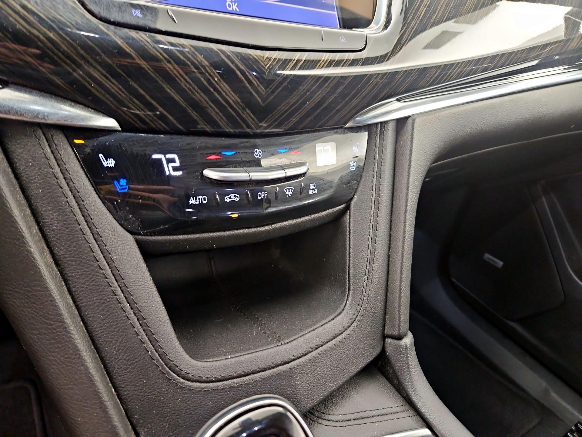 Thumbnail: 2022 Cadillac XT6 - 16