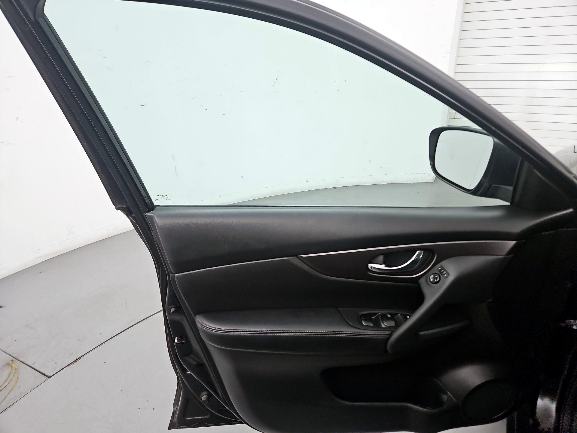 Thumbnail: 2016 Nissan Rogue - 12