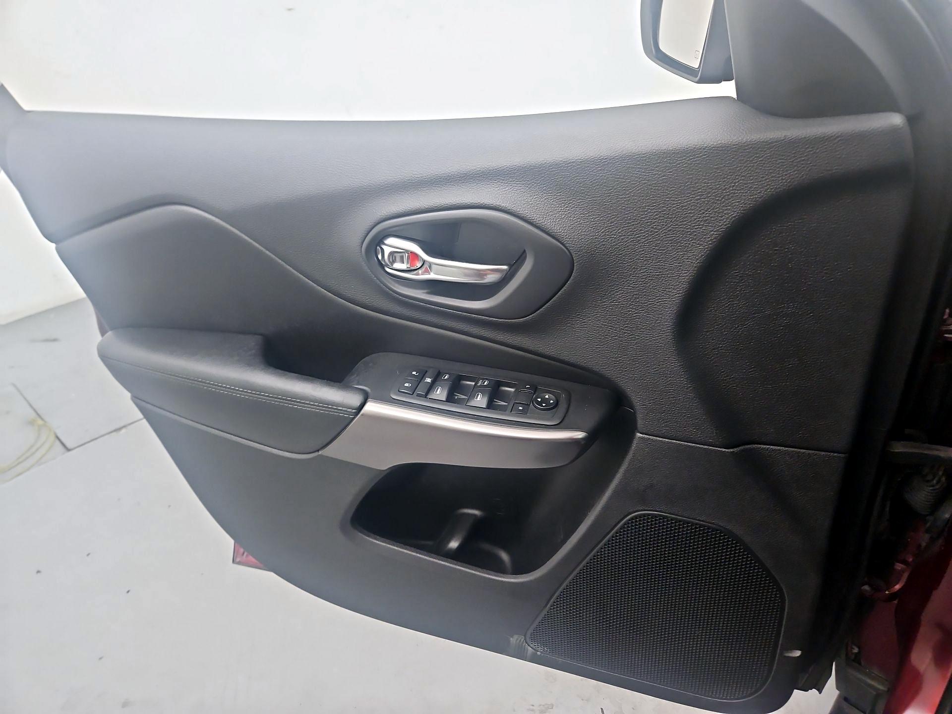 Thumbnail: 2019 Jeep Cherokee - 12