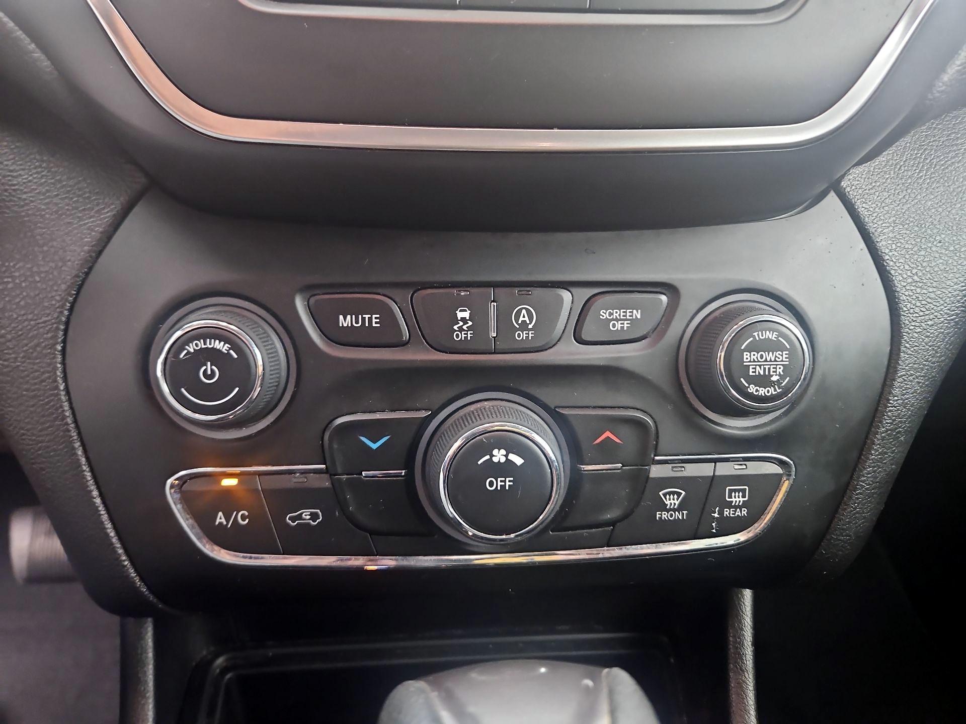 Thumbnail: 2019 Jeep Cherokee - 14