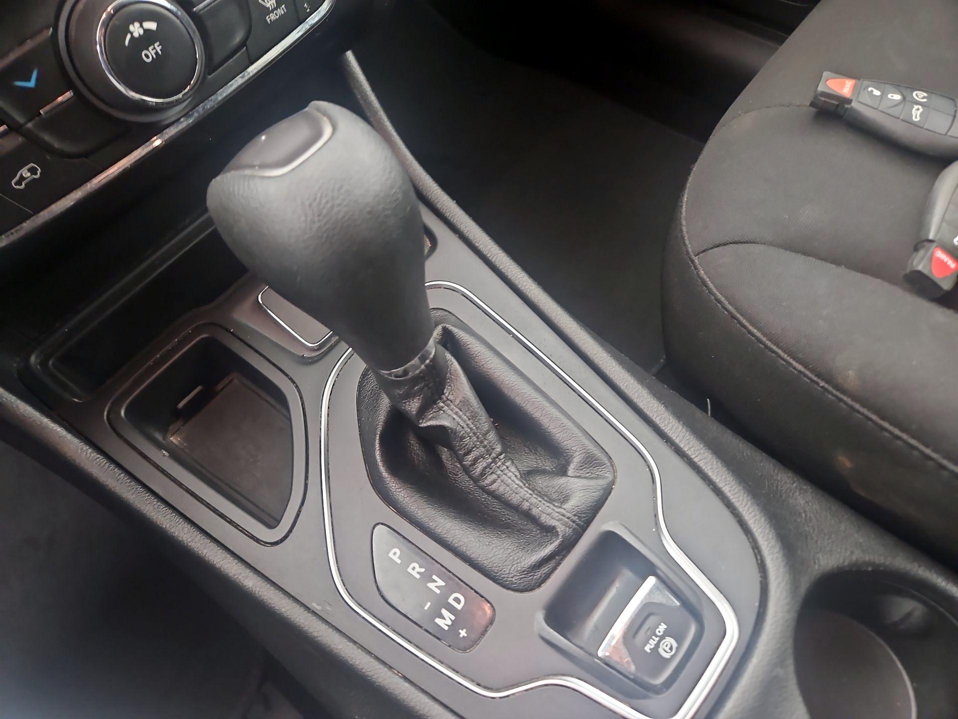 Thumbnail: 2019 Jeep Cherokee - 15