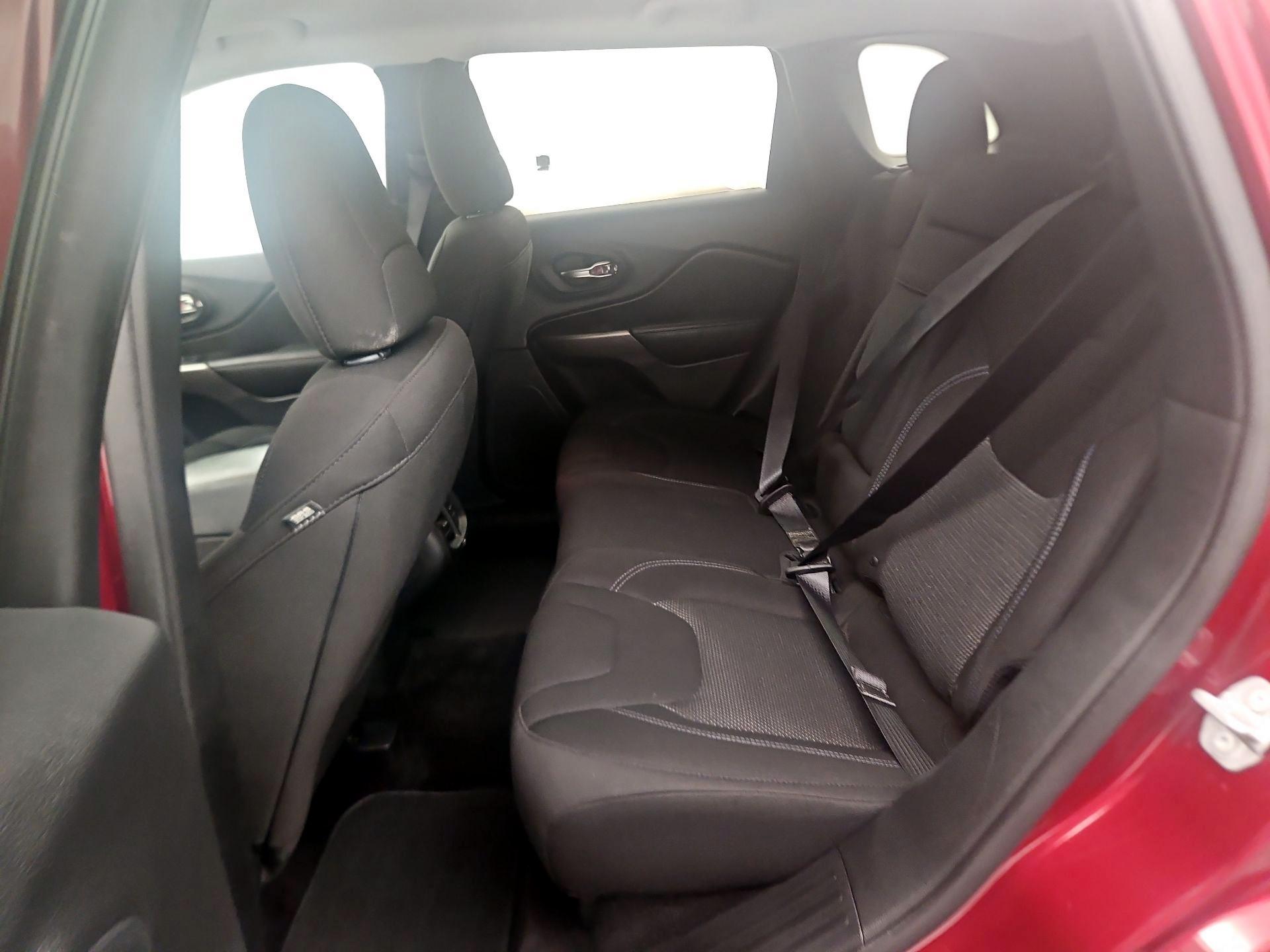 Thumbnail: 2019 Jeep Cherokee - 17