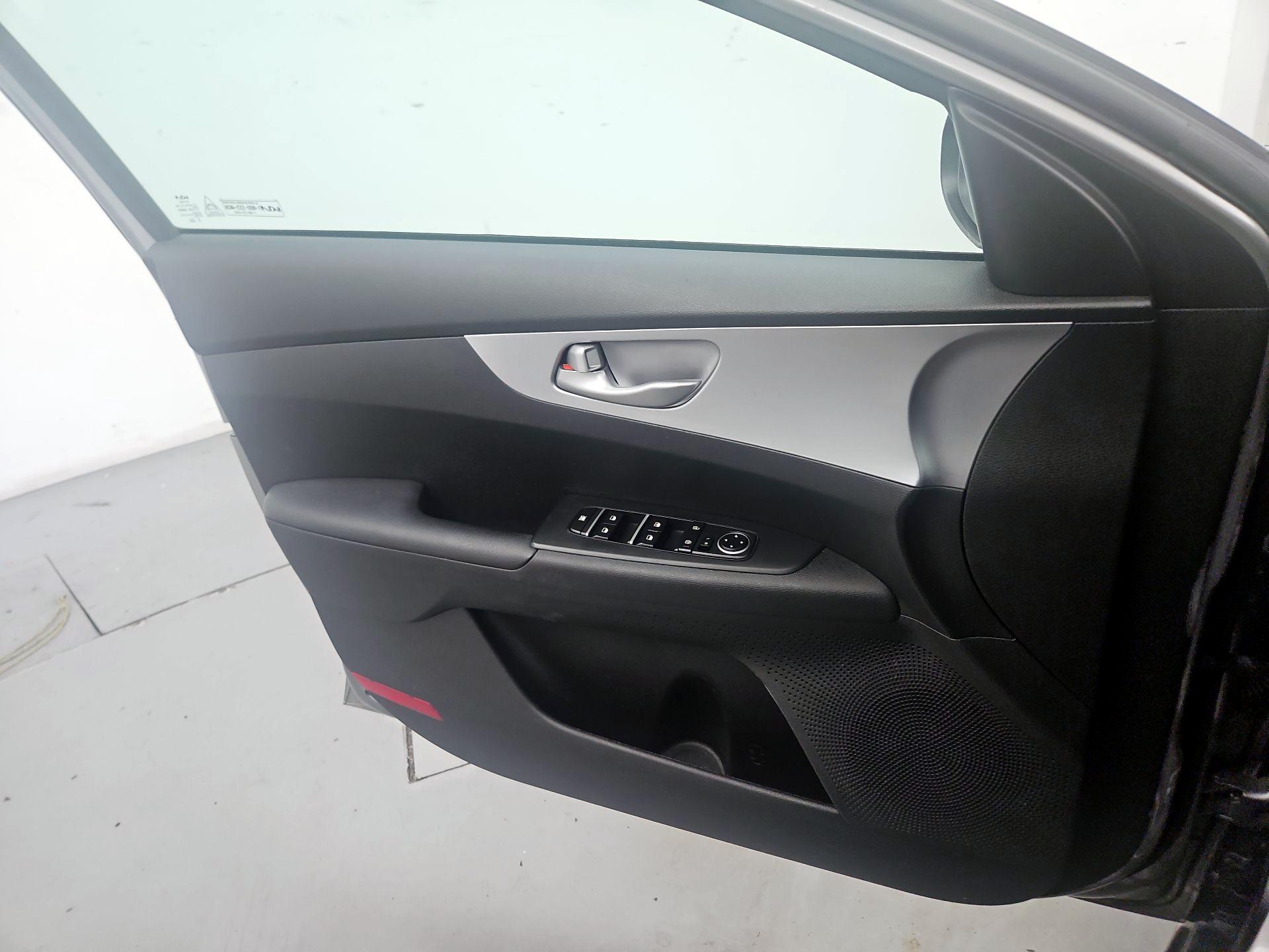 Thumbnail: 2022 Kia Forte - 12