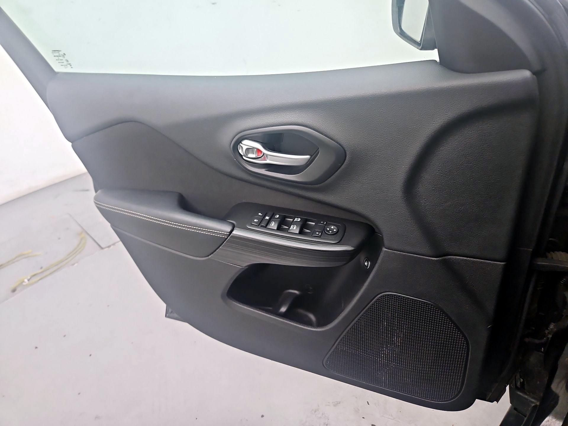 Thumbnail: 2014 Jeep Cherokee - 12