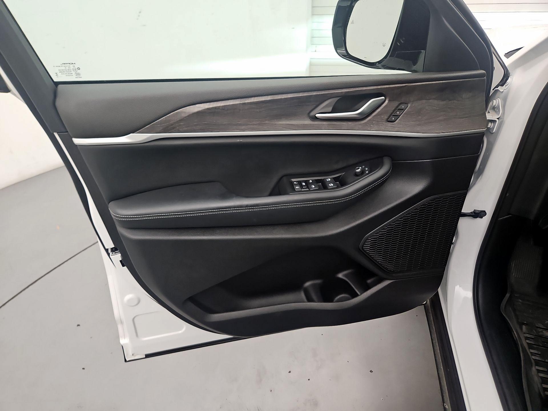 Thumbnail: 2024 Jeep Grand Cherokee - 12