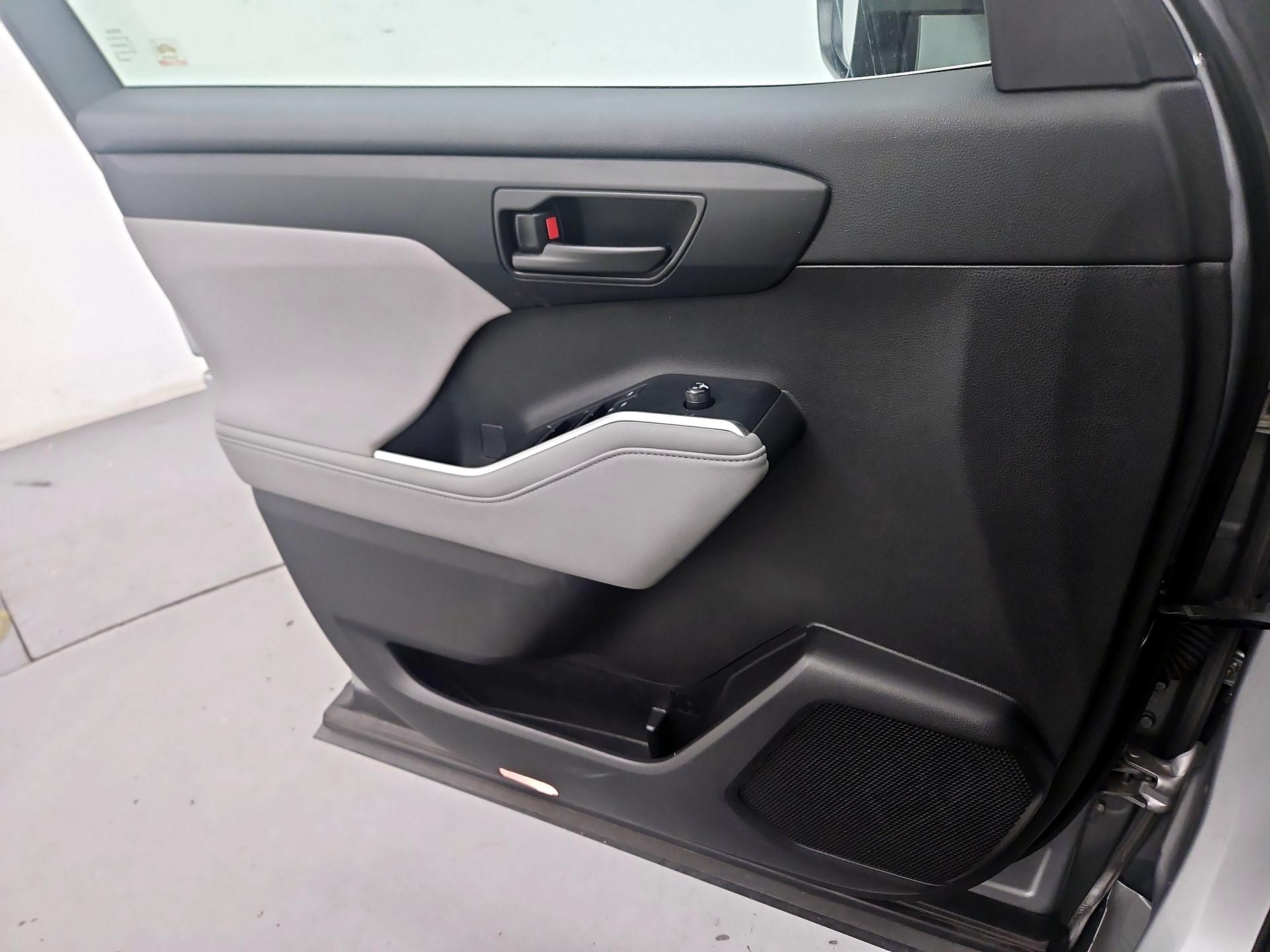 Thumbnail: 2020 Toyota Highlander - 12