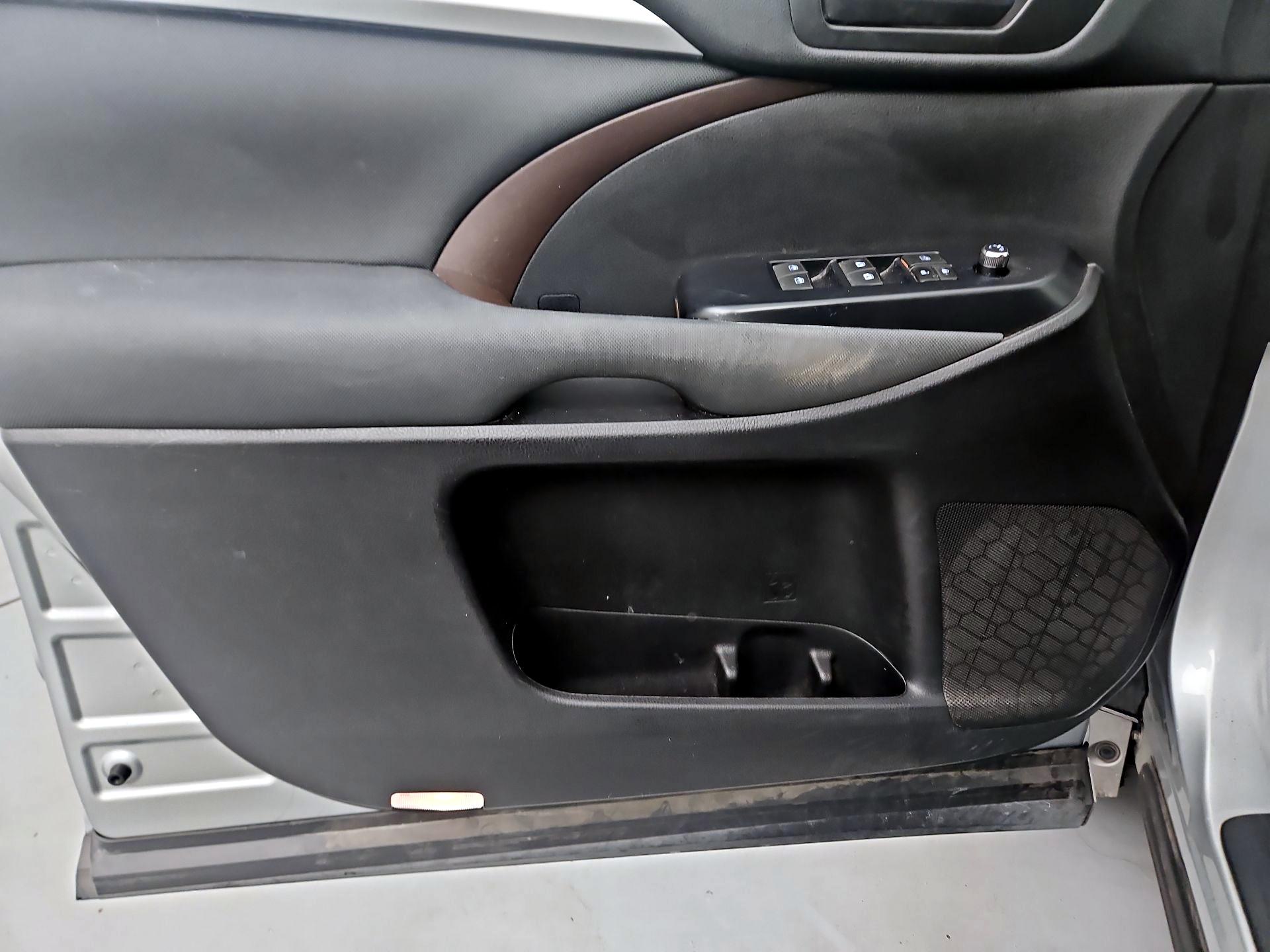 Thumbnail: 2017 Toyota Highlander - 12