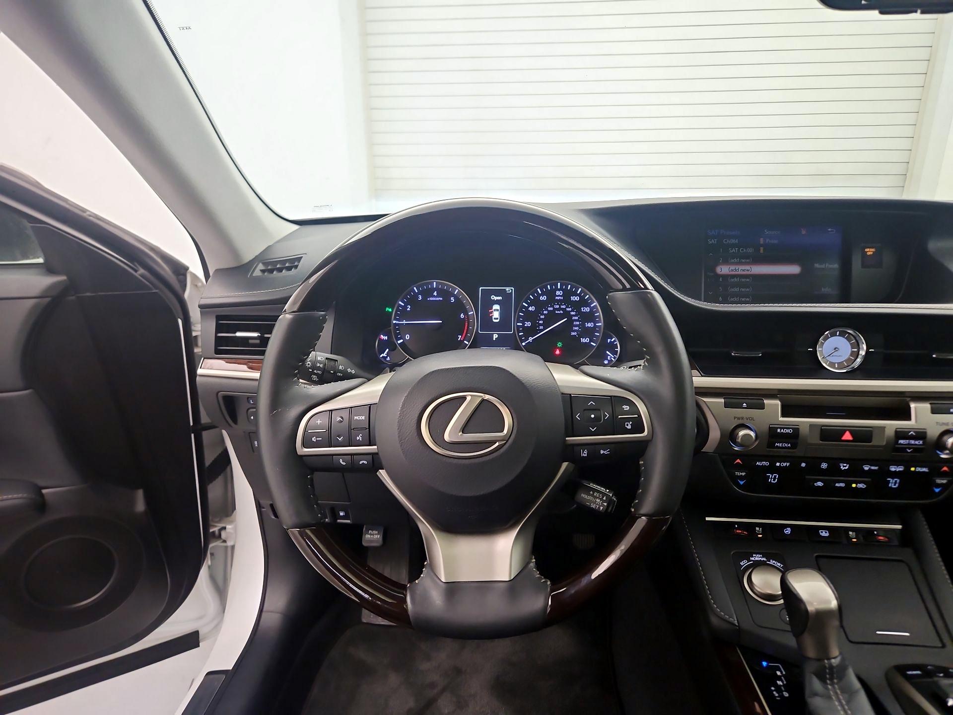 Thumbnail: 2018 Lexus ES - 10