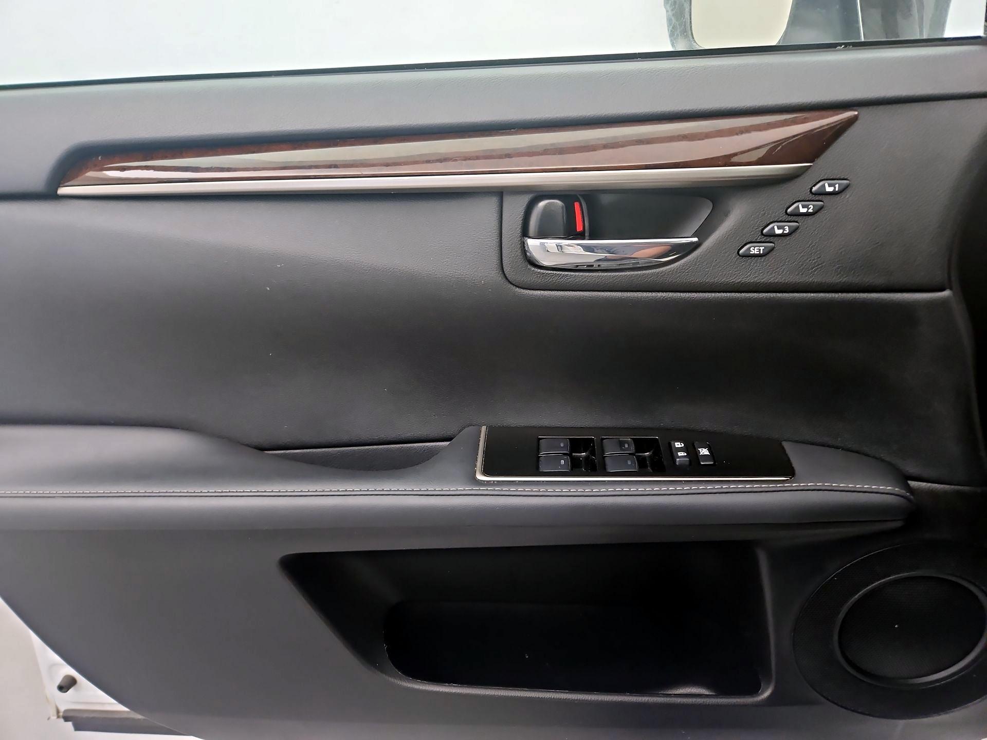 Thumbnail: 2018 Lexus ES - 12