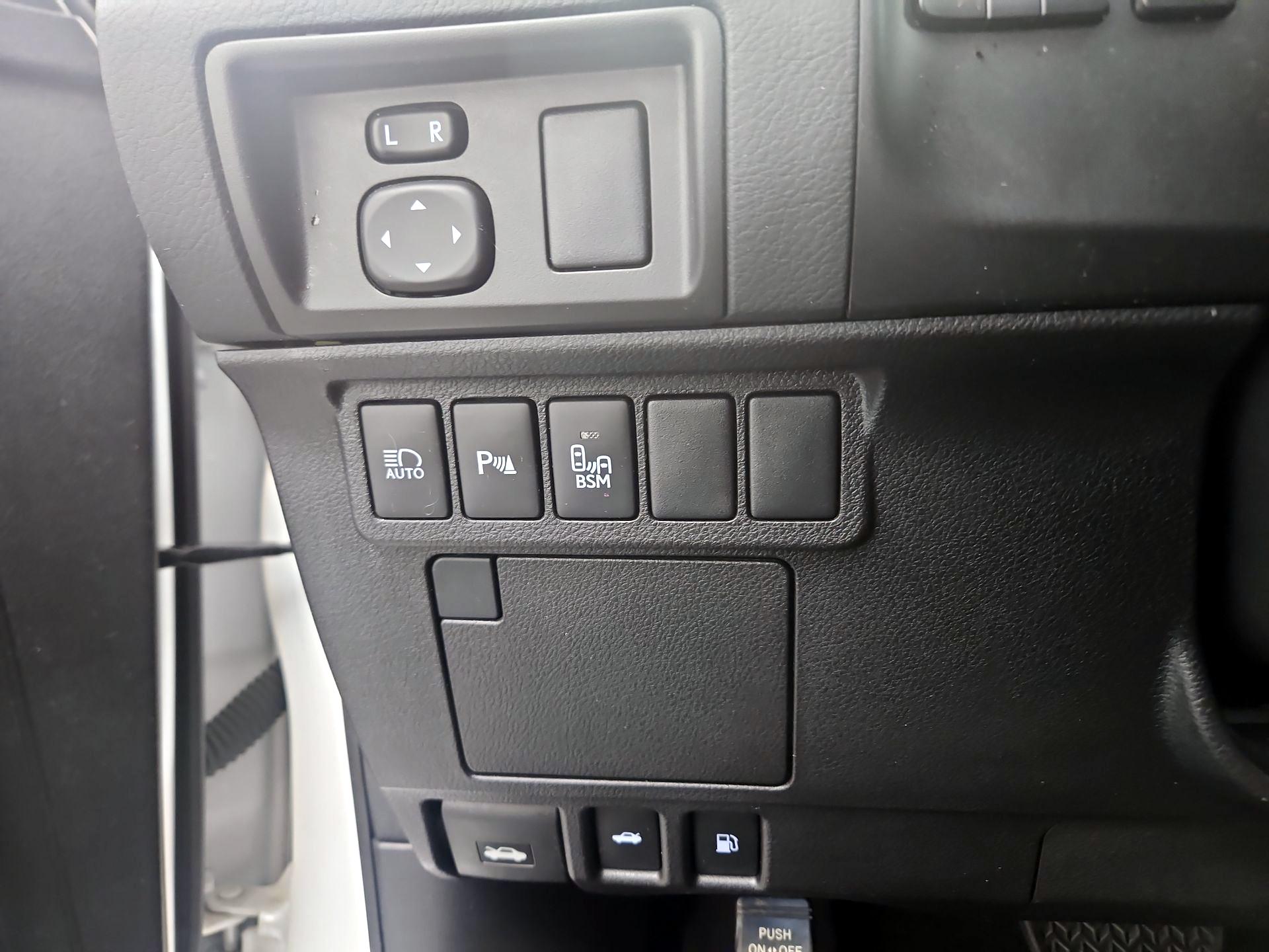 Thumbnail: 2018 Lexus ES - 13