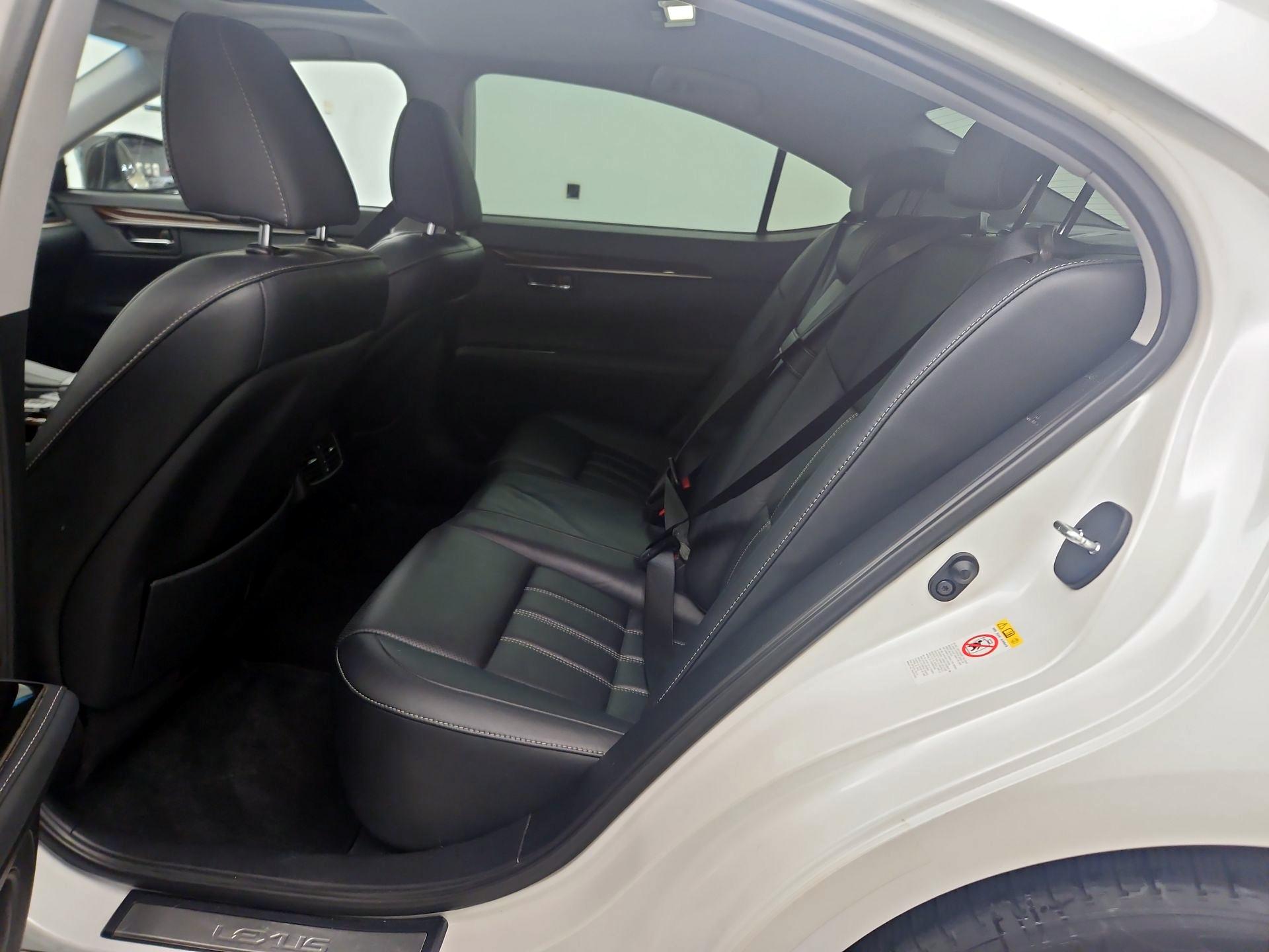 Thumbnail: 2018 Lexus ES - 18