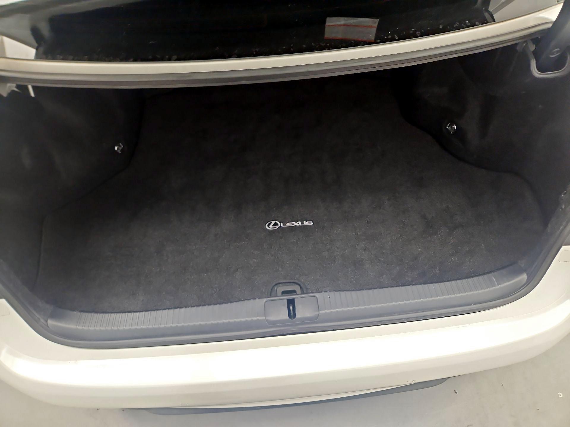 Thumbnail: 2018 Lexus ES - 19