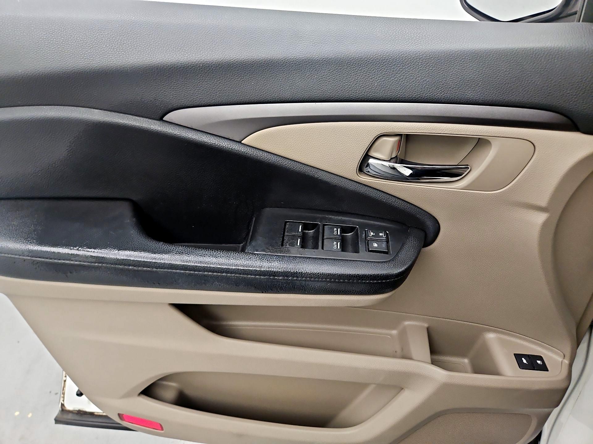 Thumbnail: 2017 Honda Pilot - 12