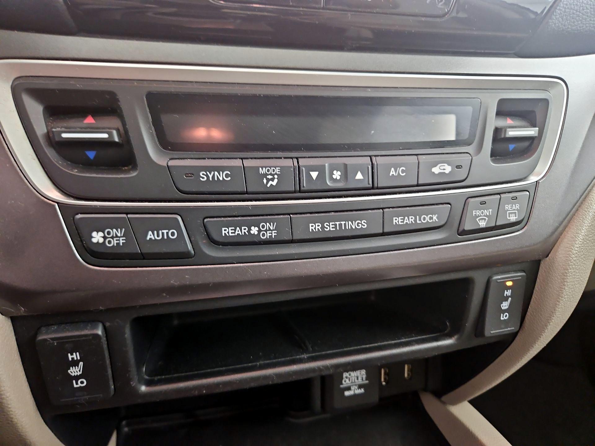 Thumbnail: 2017 Honda Pilot - 16