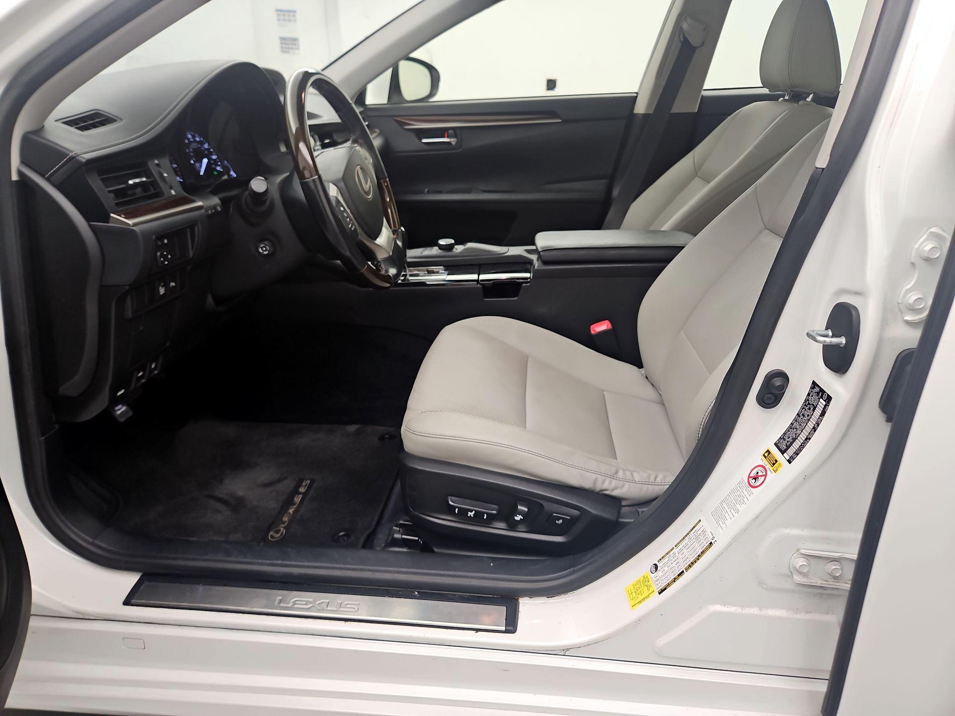 Thumbnail: 2015 Lexus ES - 11