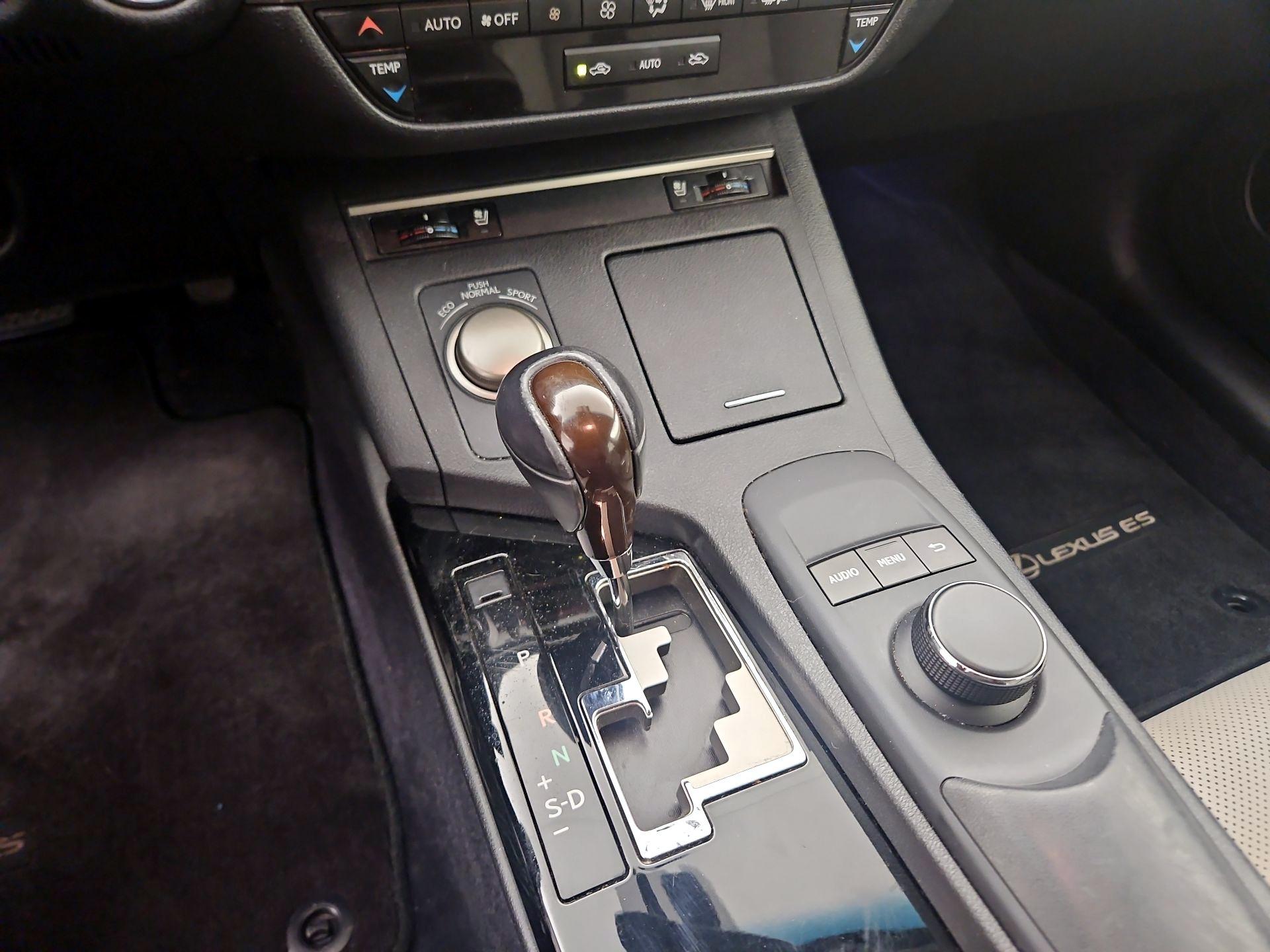 Thumbnail: 2015 Lexus ES - 17