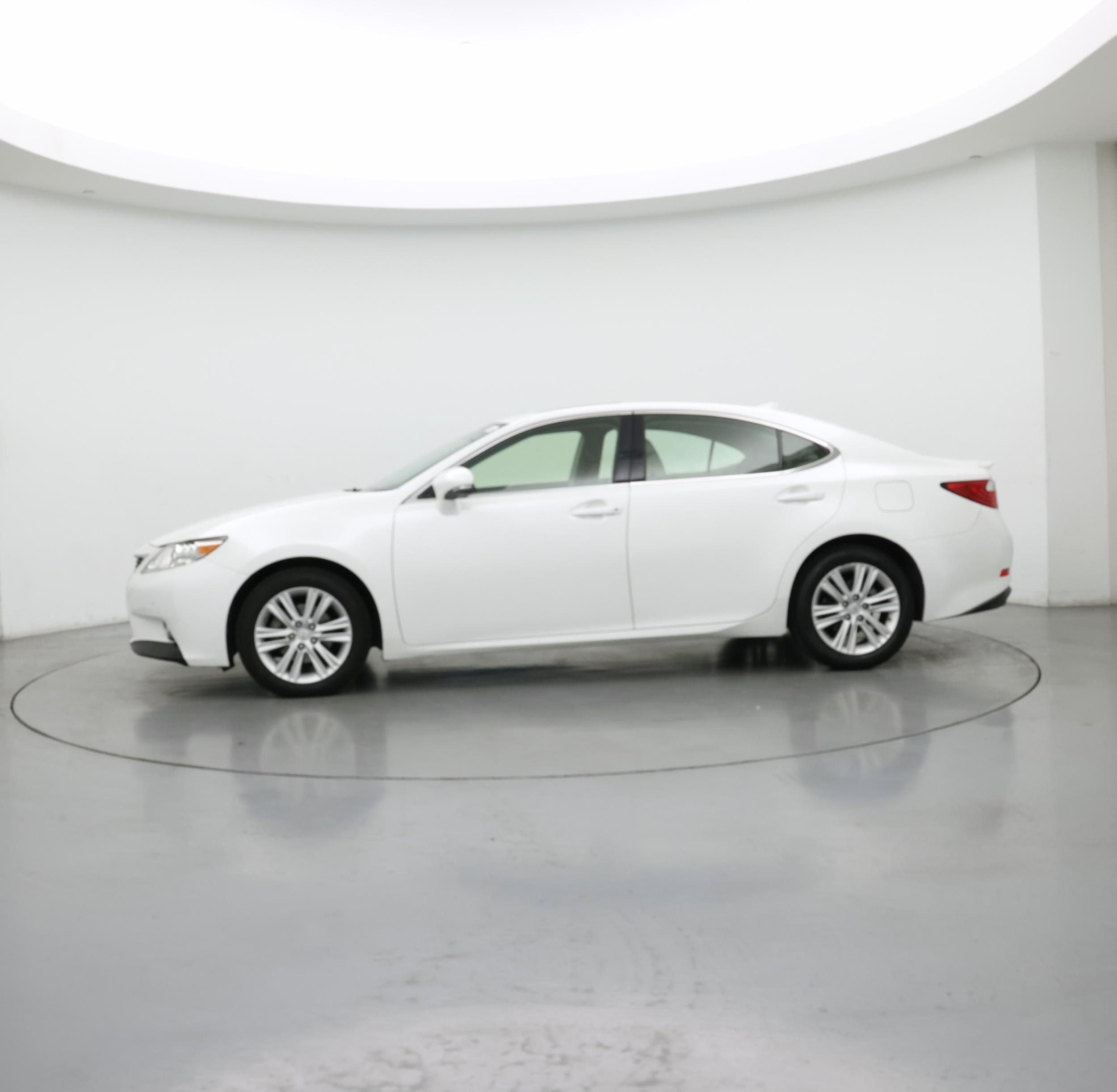Thumbnail: 2015 Lexus ES - 3