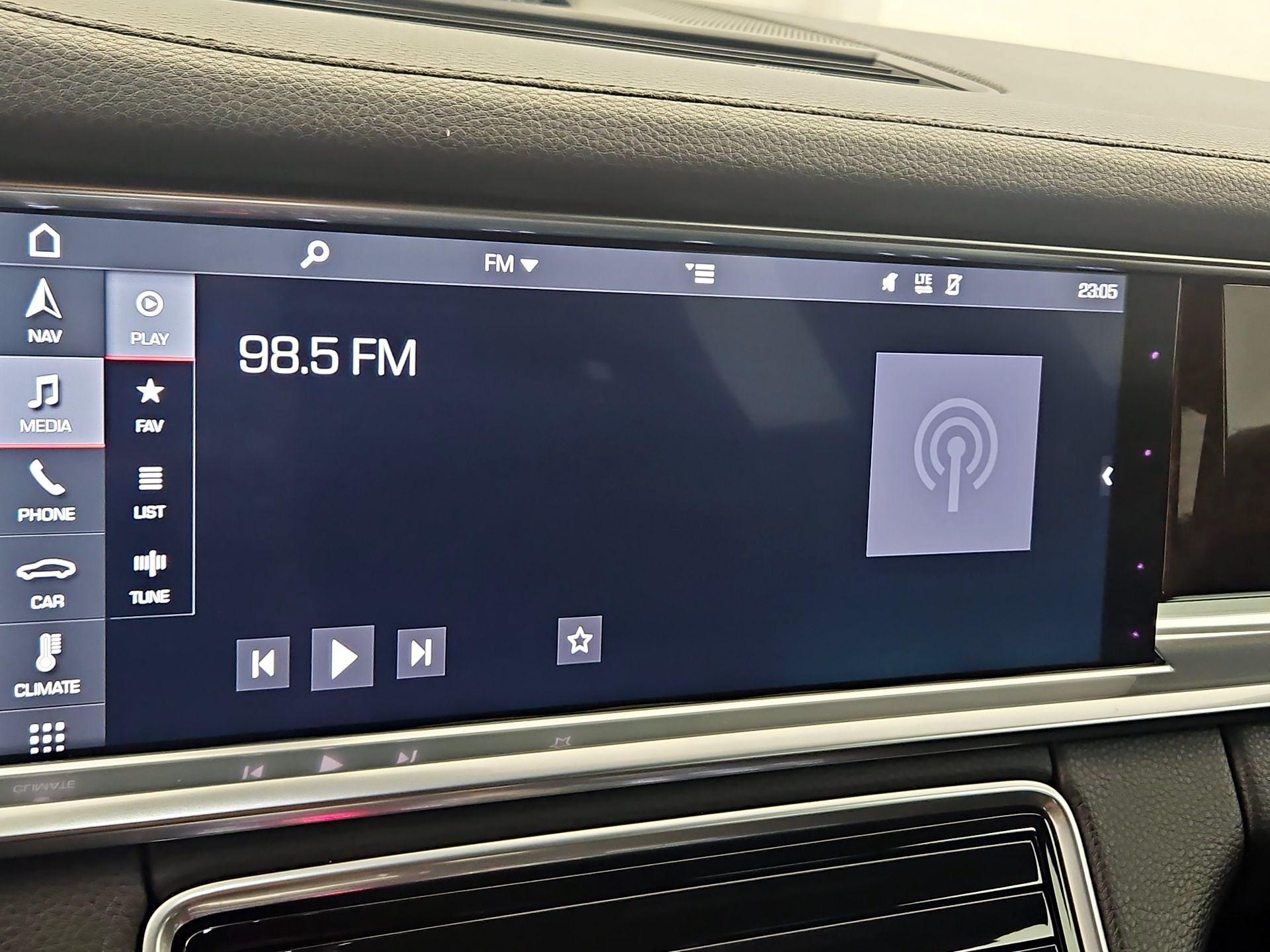 Thumbnail: 2018 Porsche Panamera - 16