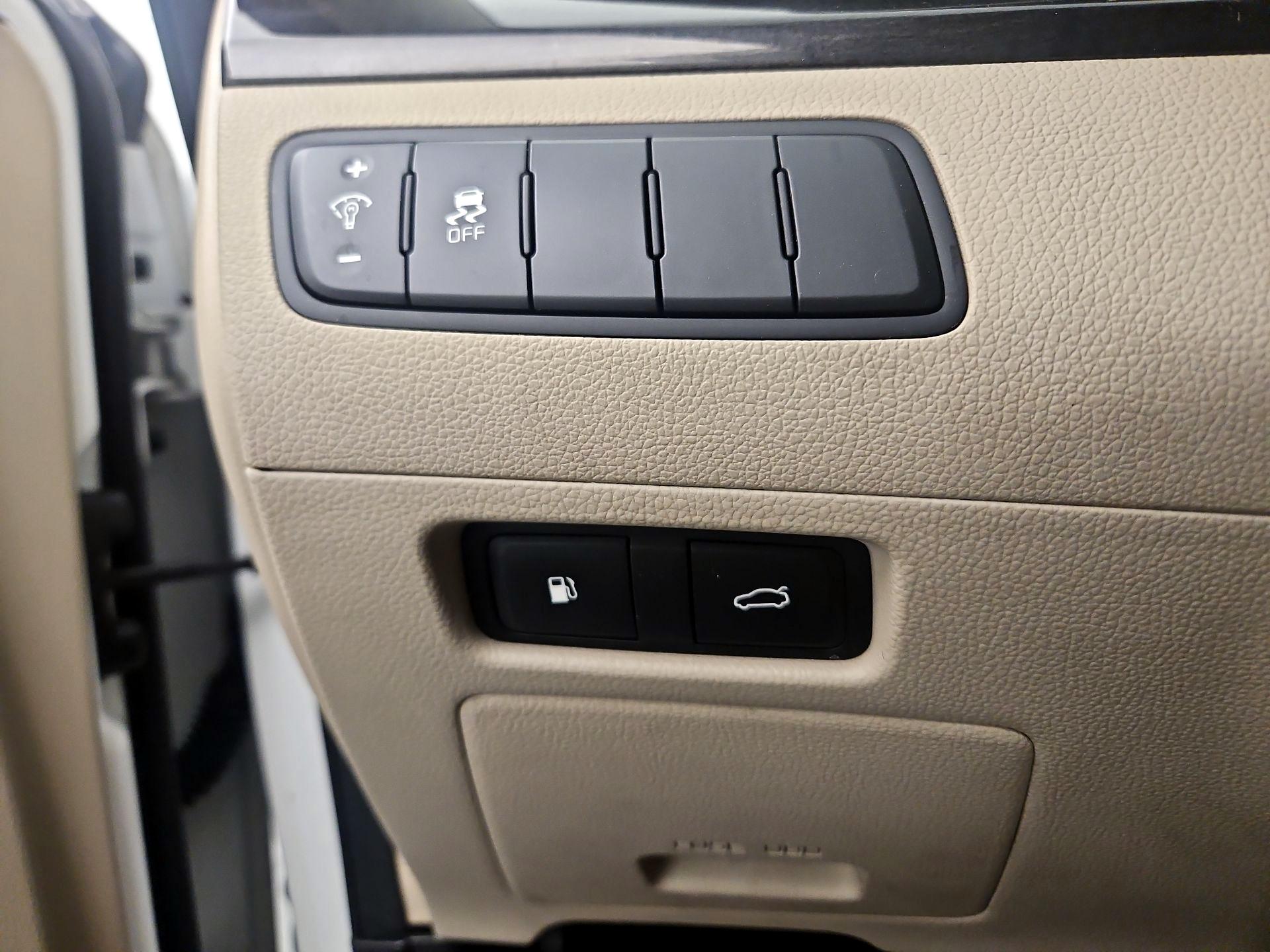 Thumbnail: 2015 Kia Cadenza - 13