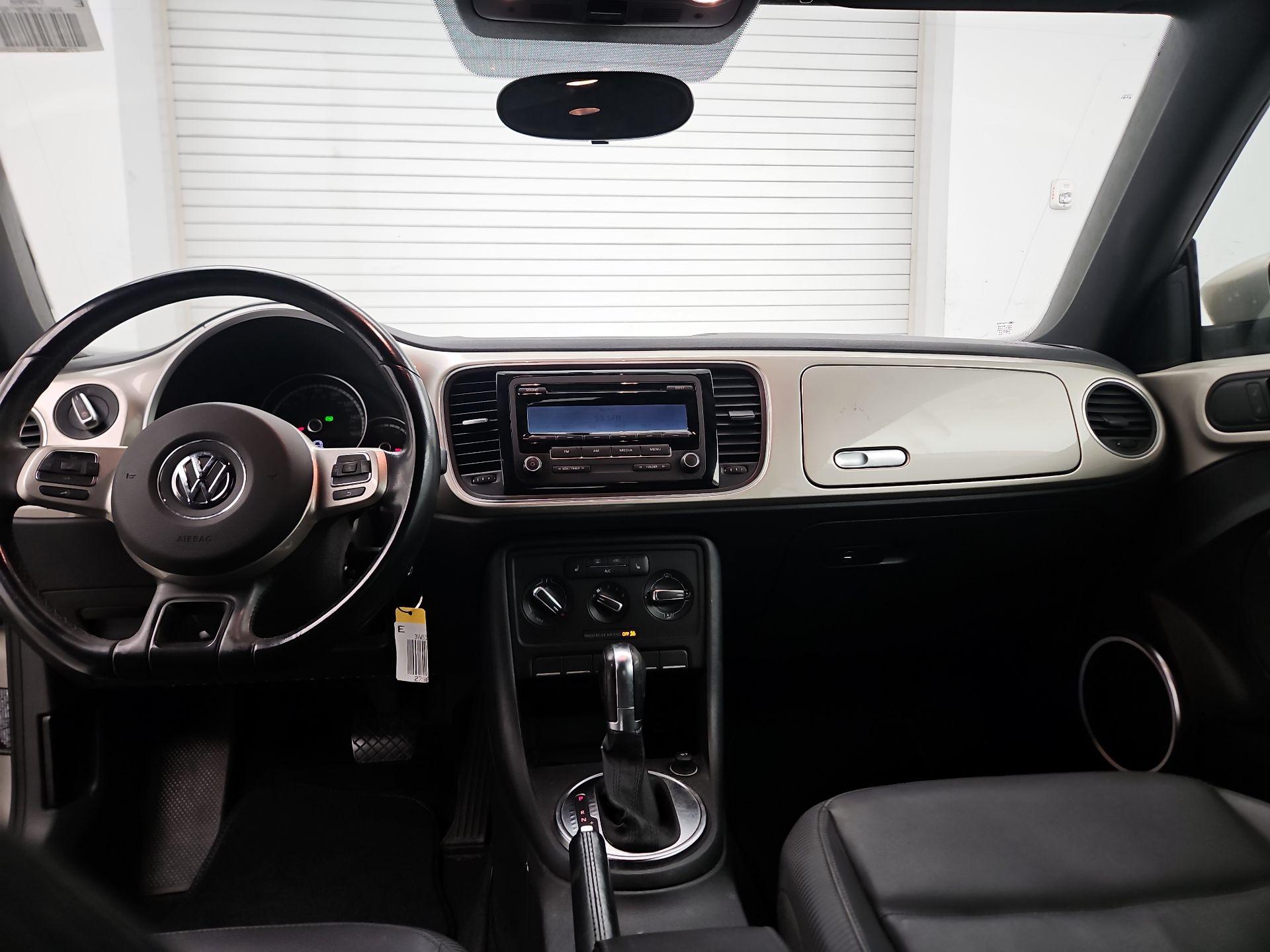 Thumbnail: 2015 Volkswagen Beetle - 9