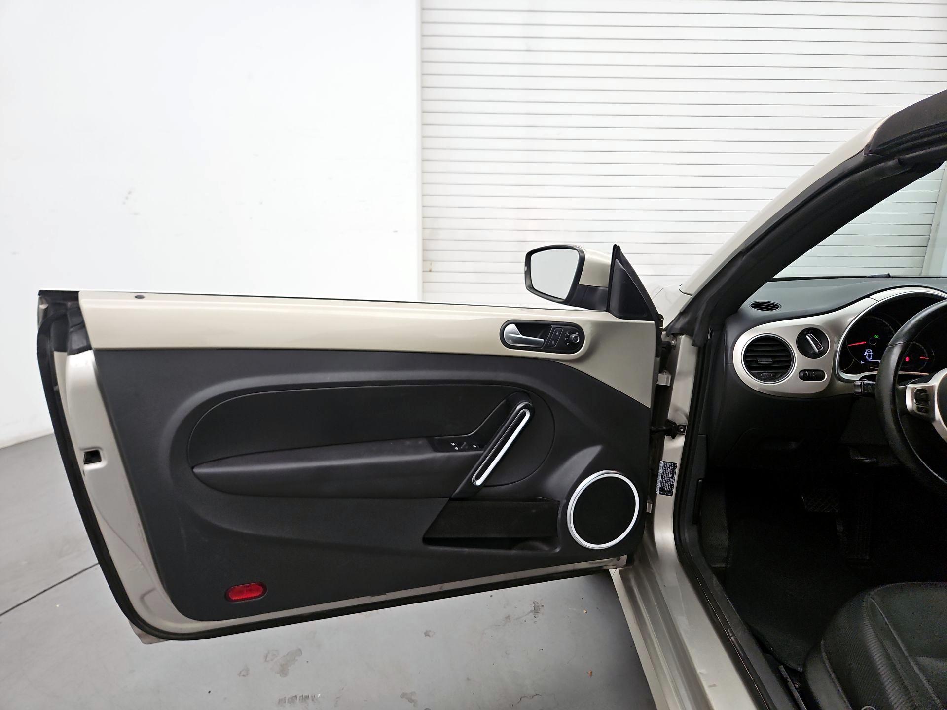 Thumbnail: 2015 Volkswagen Beetle - 12