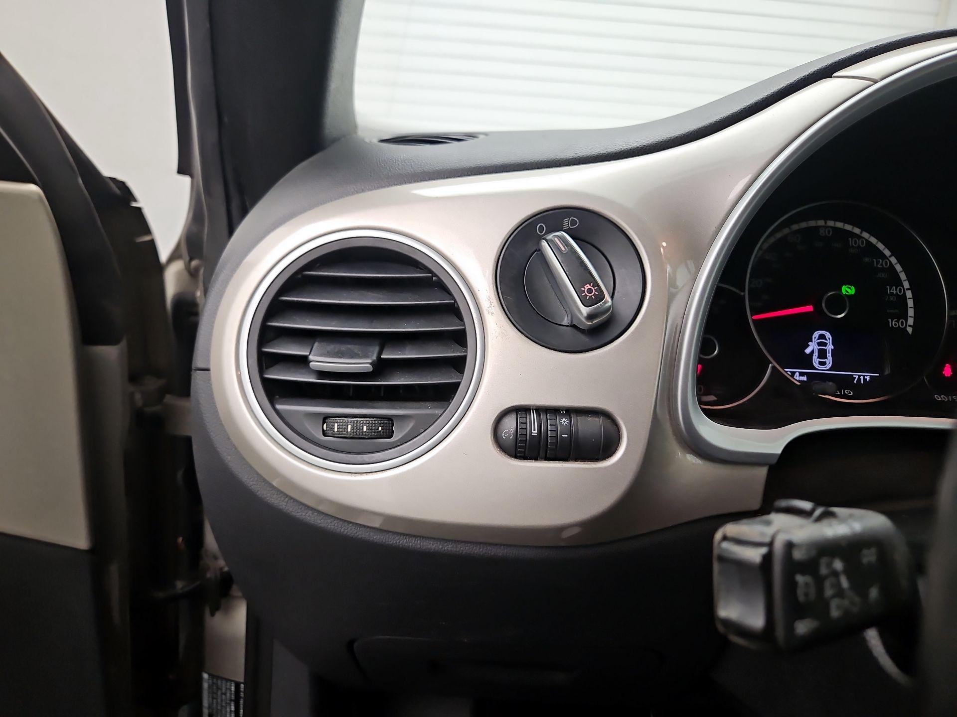 Thumbnail: 2015 Volkswagen Beetle - 13