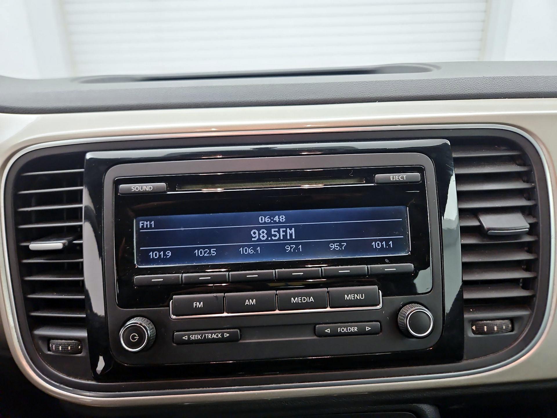 Thumbnail: 2015 Volkswagen Beetle - 14