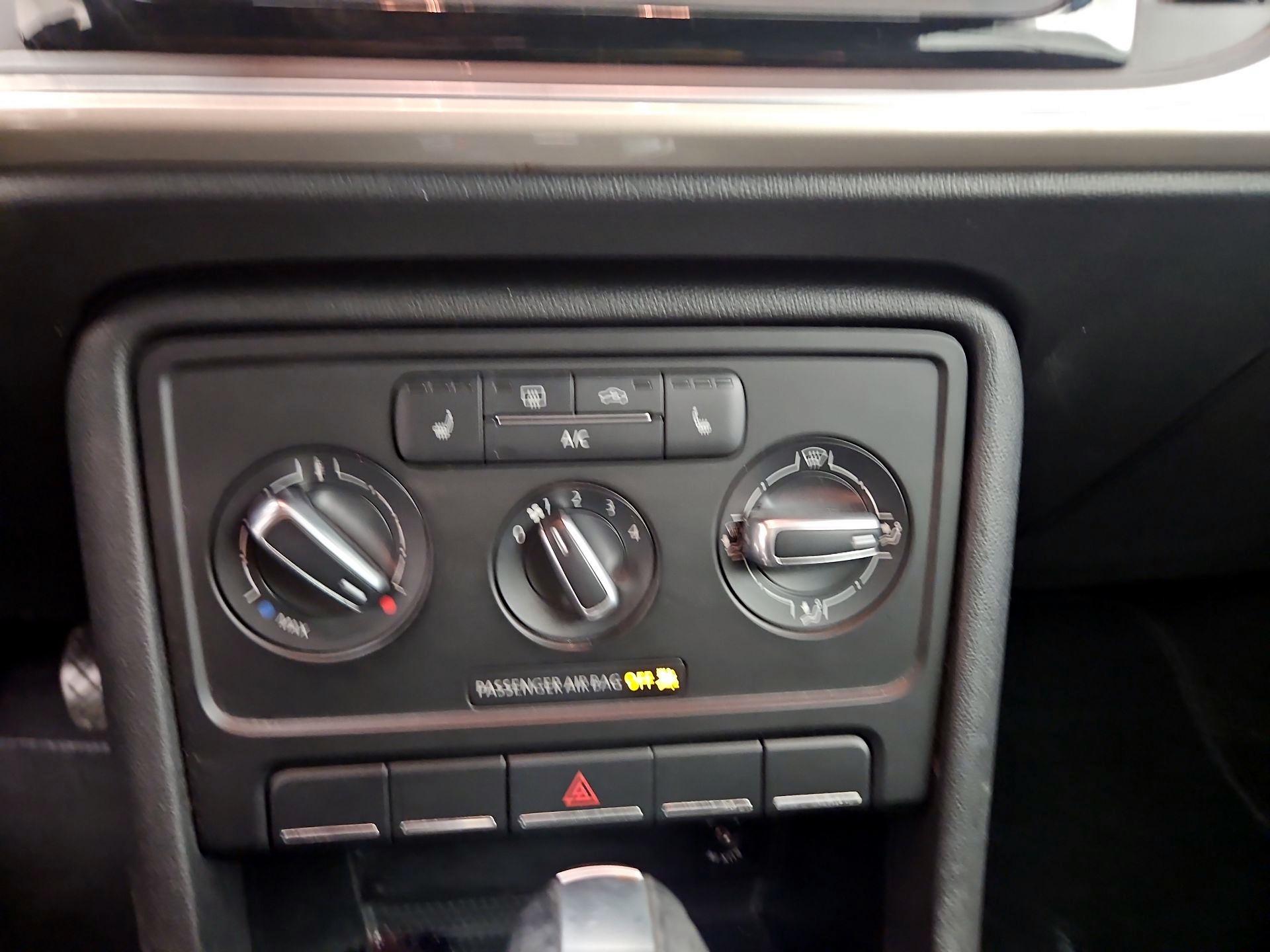 Thumbnail: 2015 Volkswagen Beetle - 15