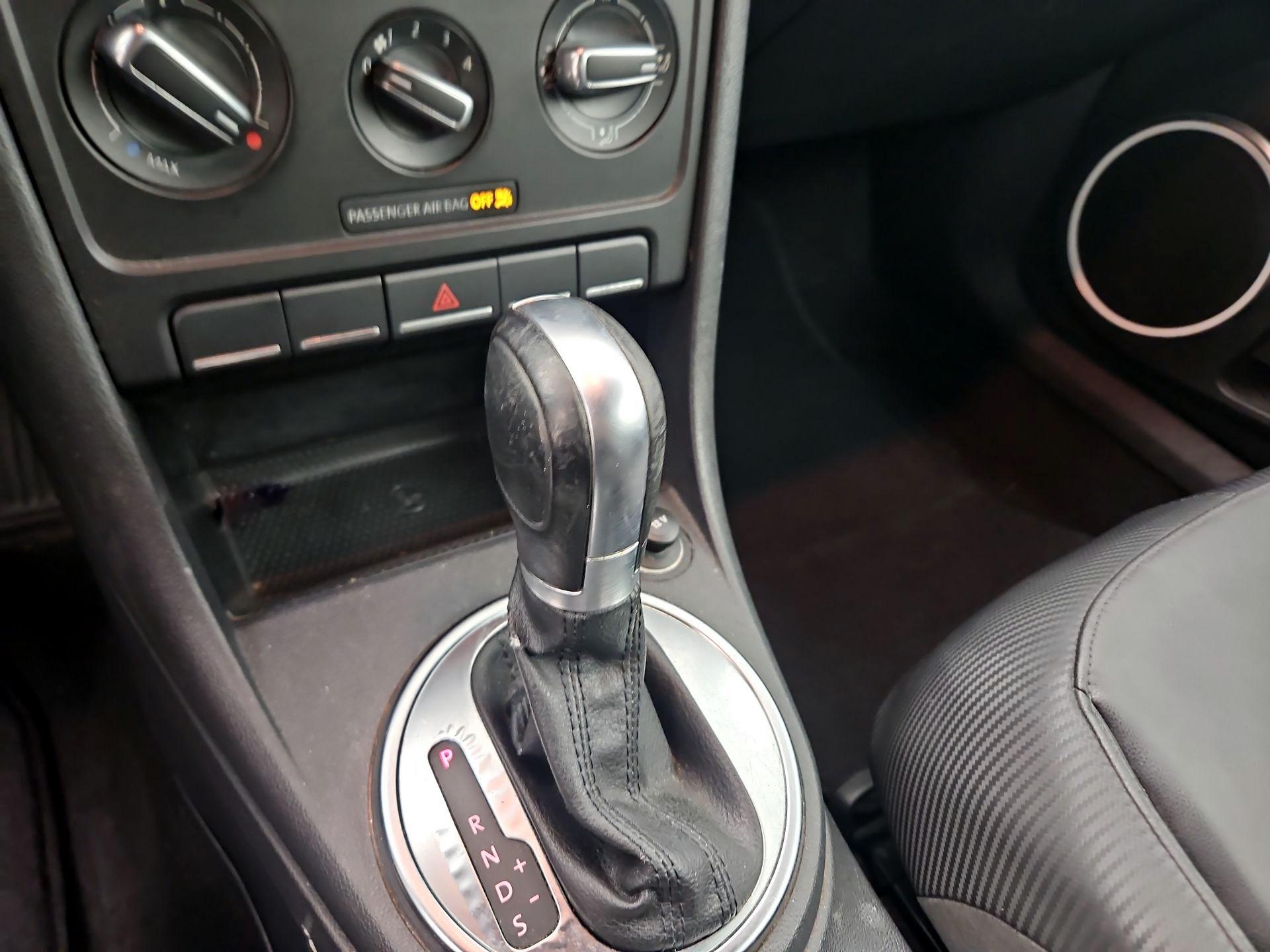 Thumbnail: 2015 Volkswagen Beetle - 16