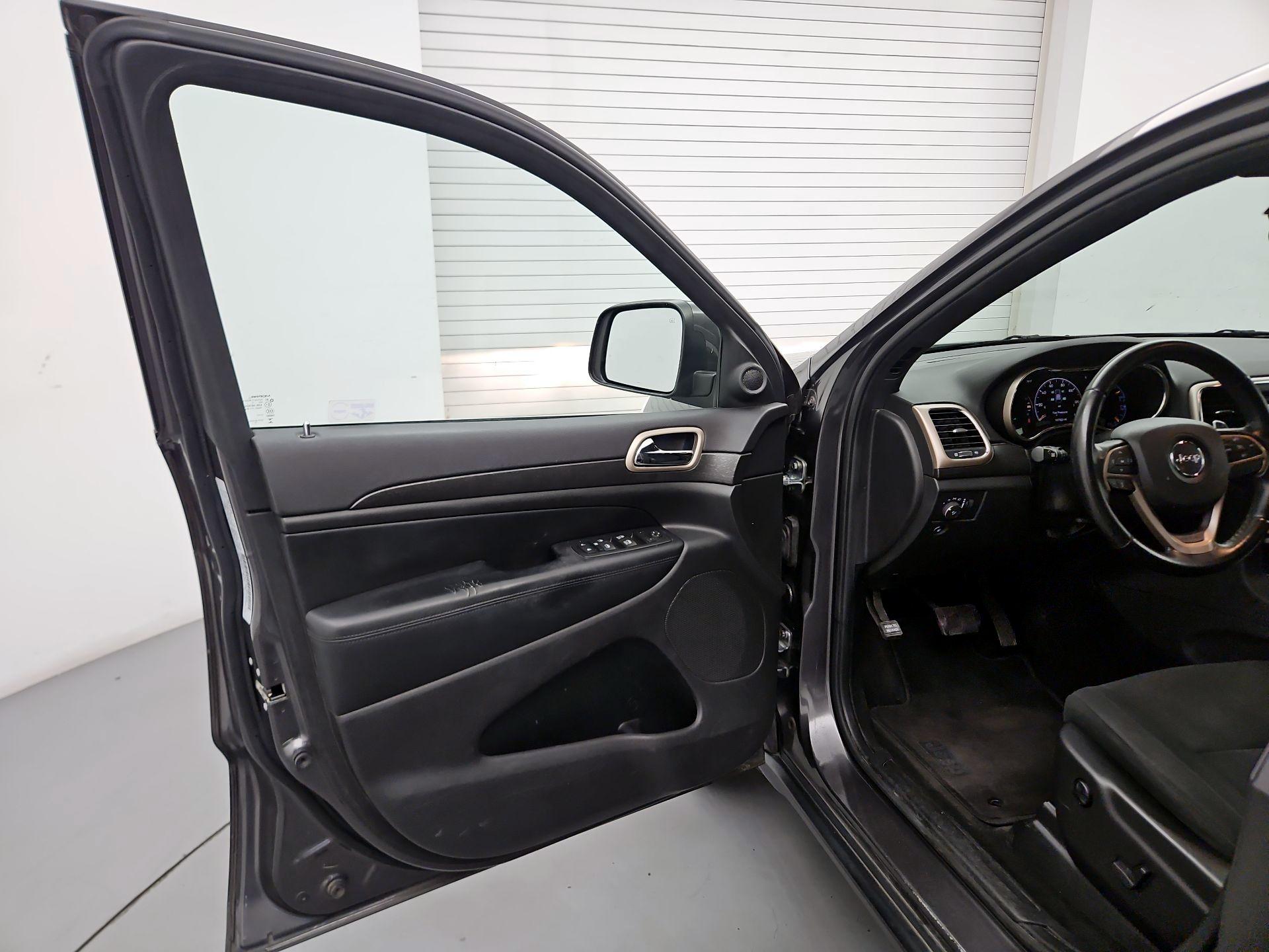 Thumbnail: 2015 Jeep Grand Cherokee - 12