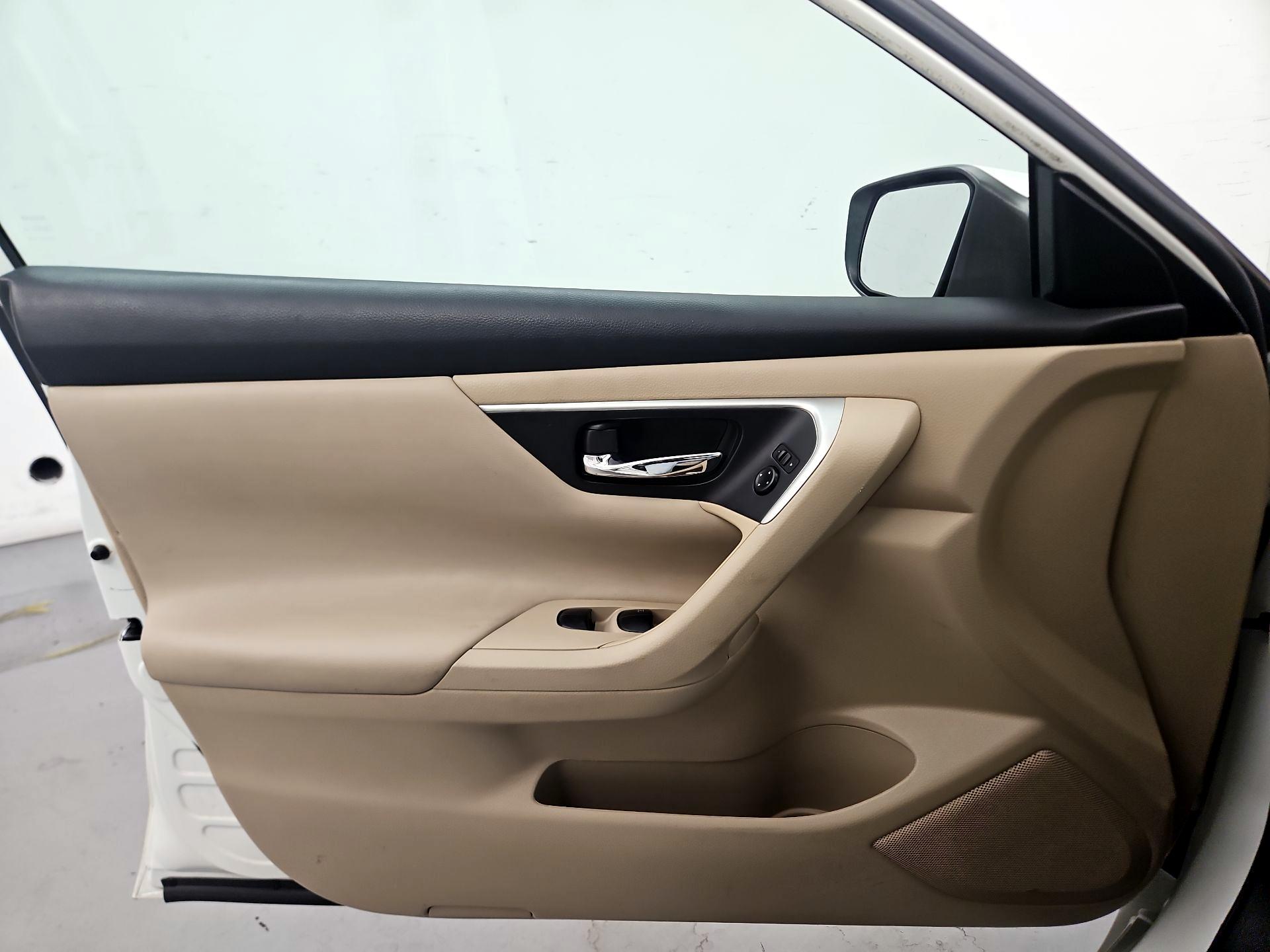 Thumbnail: 2017 Nissan Altima - 12