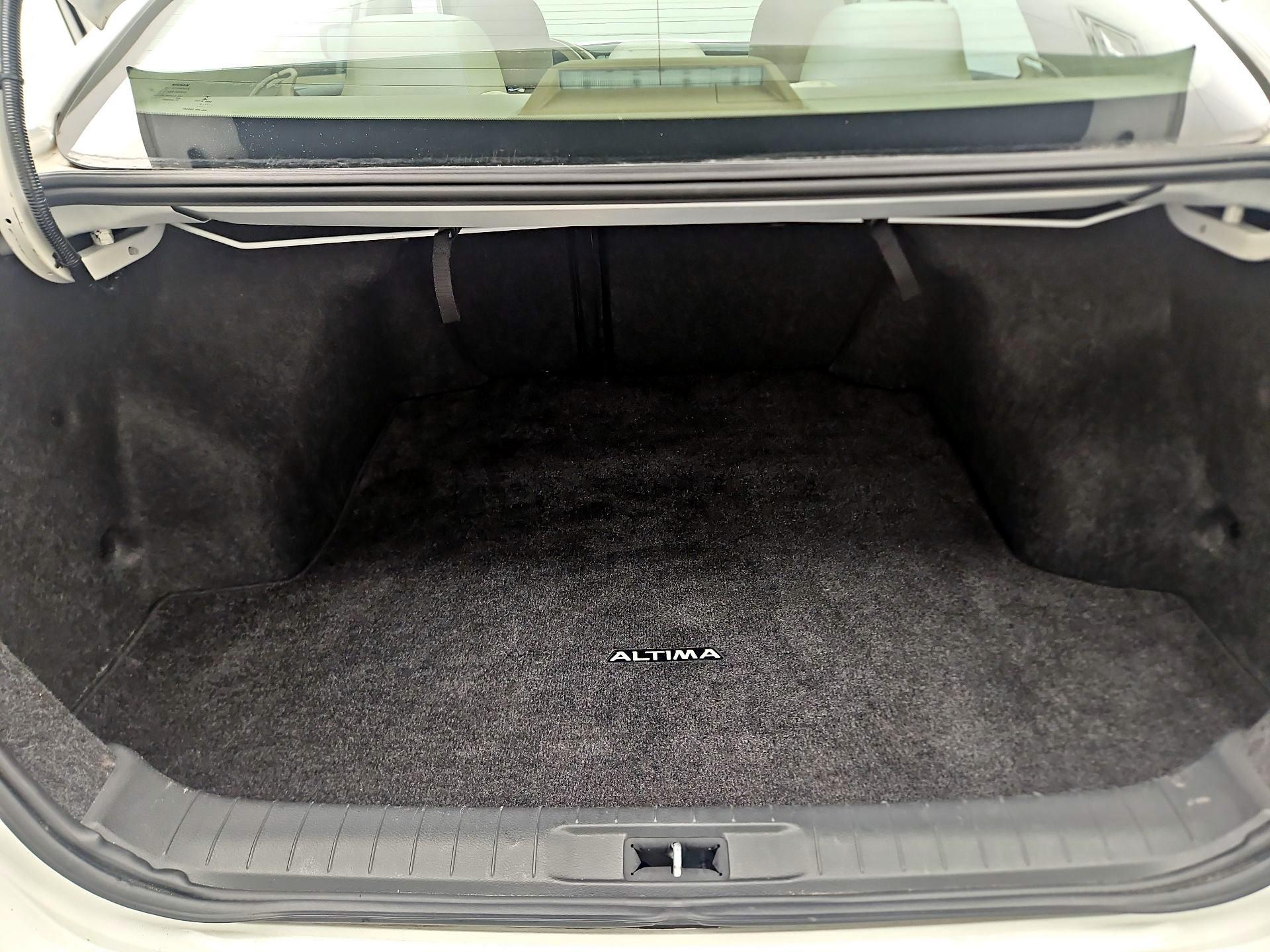 Thumbnail: 2017 Nissan Altima - 17