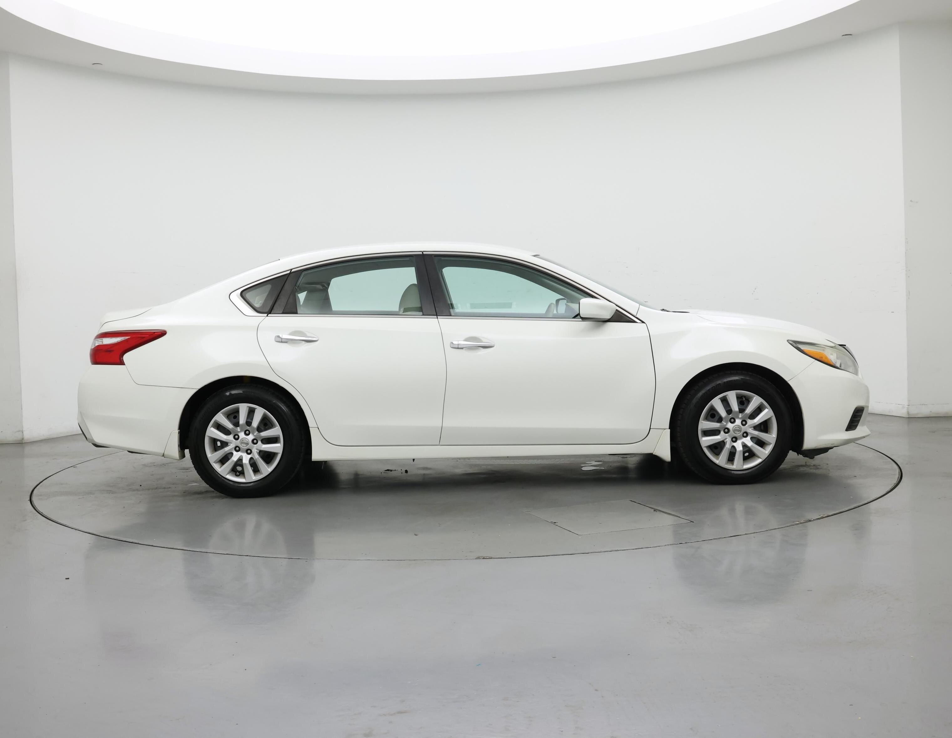 Thumbnail: 2017 Nissan Altima - 7