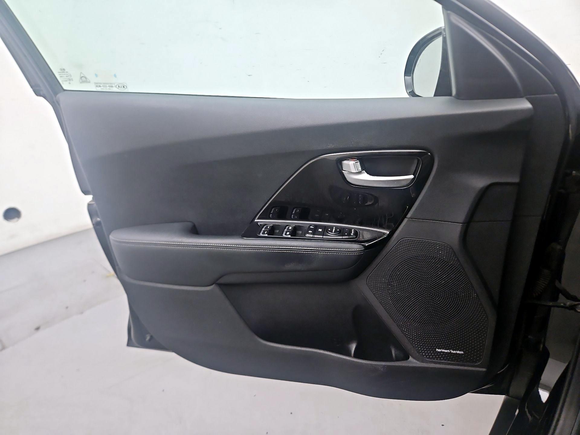 Thumbnail: 2017 Kia Niro - 12