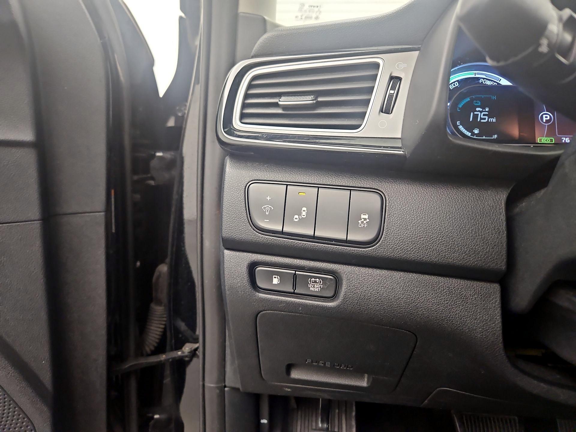 Thumbnail: 2017 Kia Niro - 13