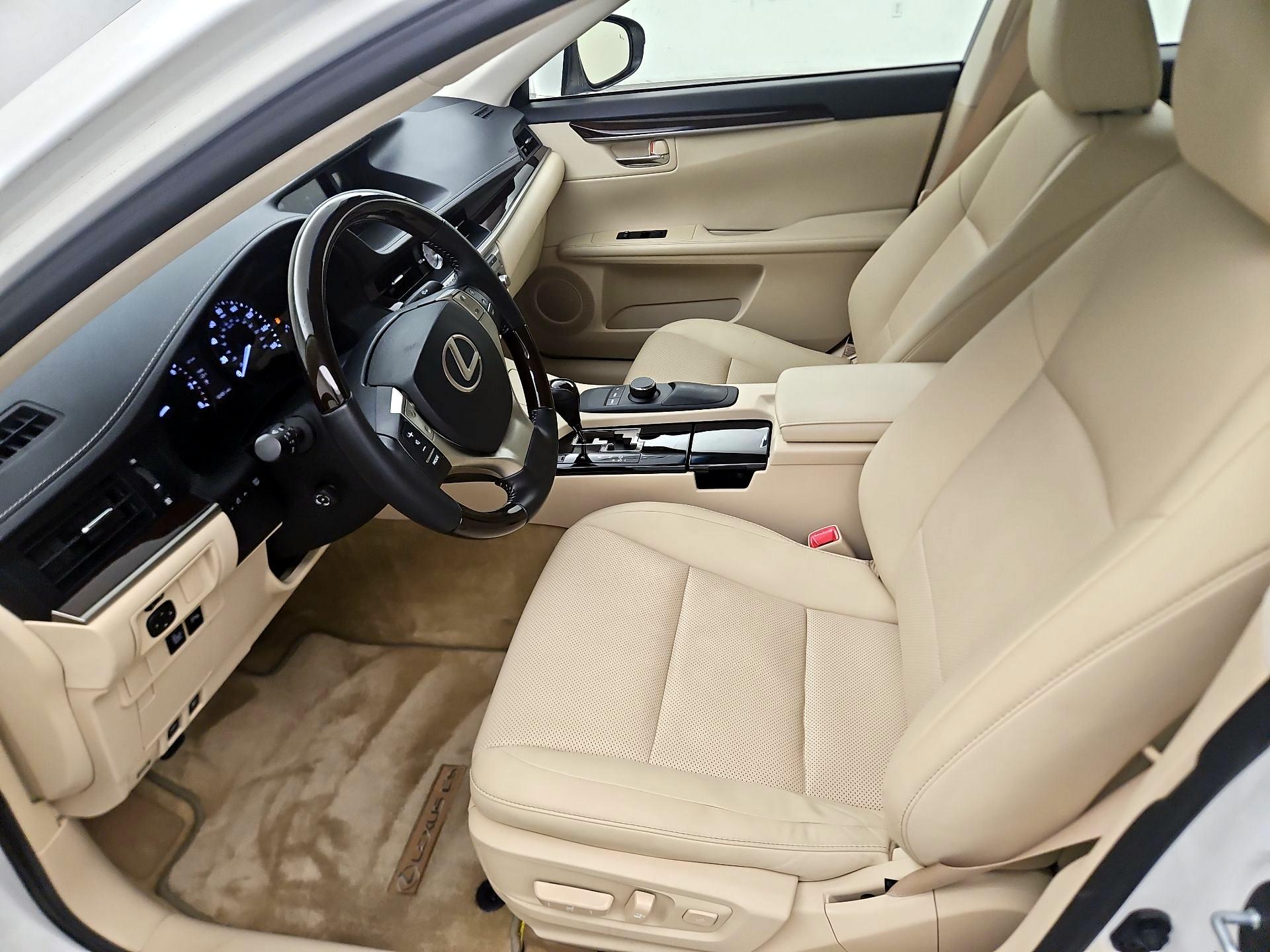 Thumbnail: 2015 Lexus ES - 11