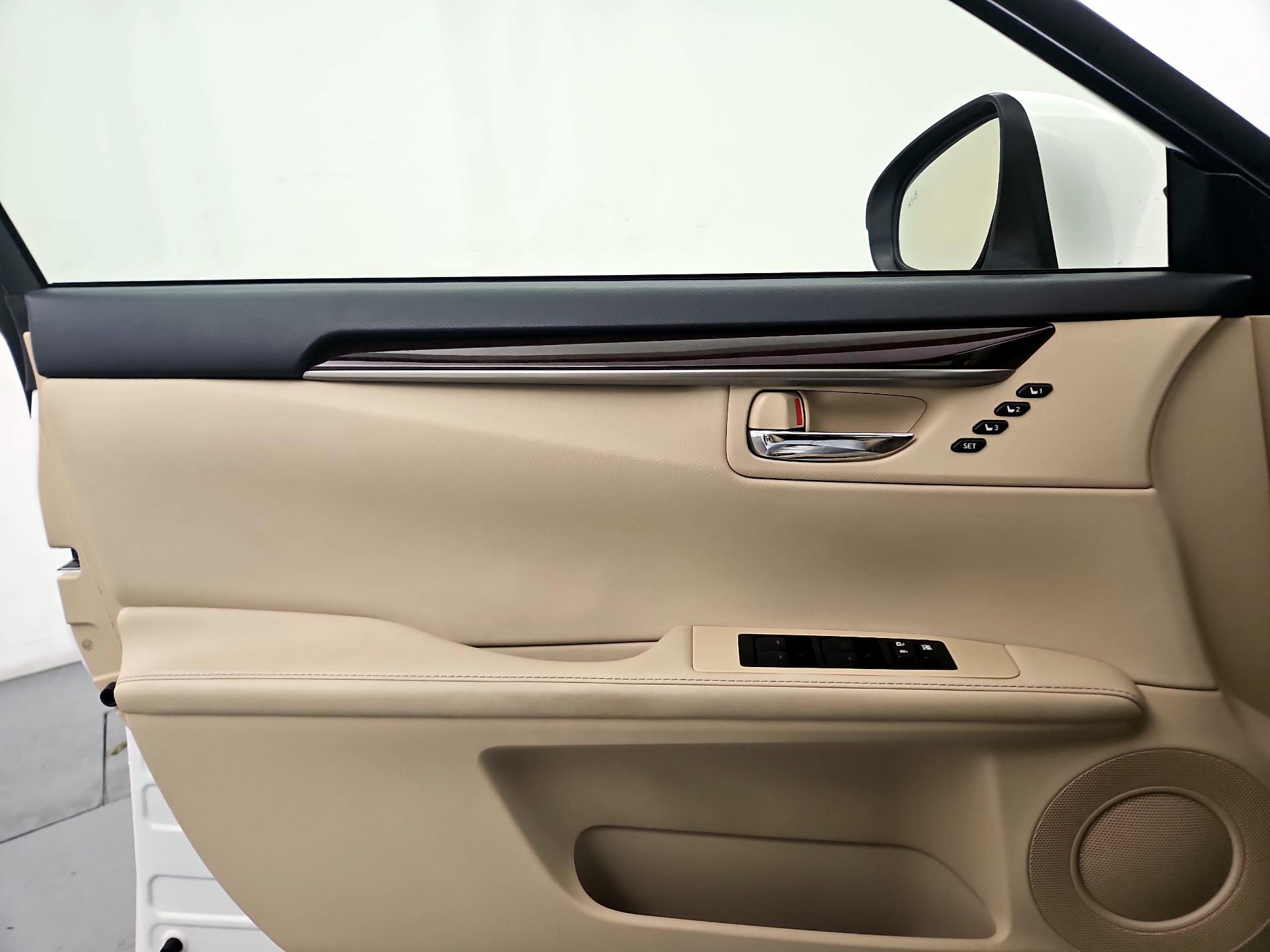 Thumbnail: 2015 Lexus ES - 12