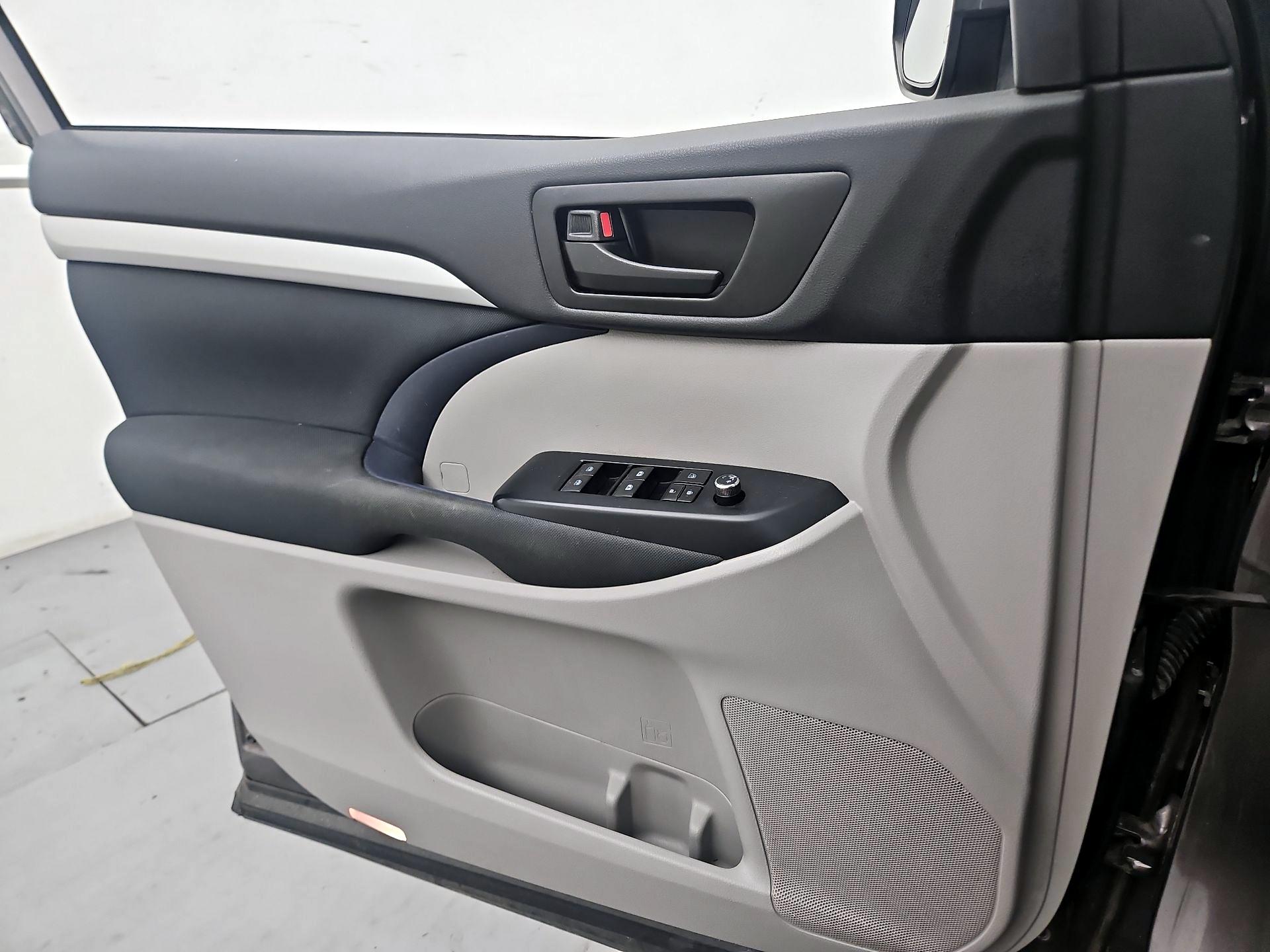 Thumbnail: 2019 Toyota Highlander - 12