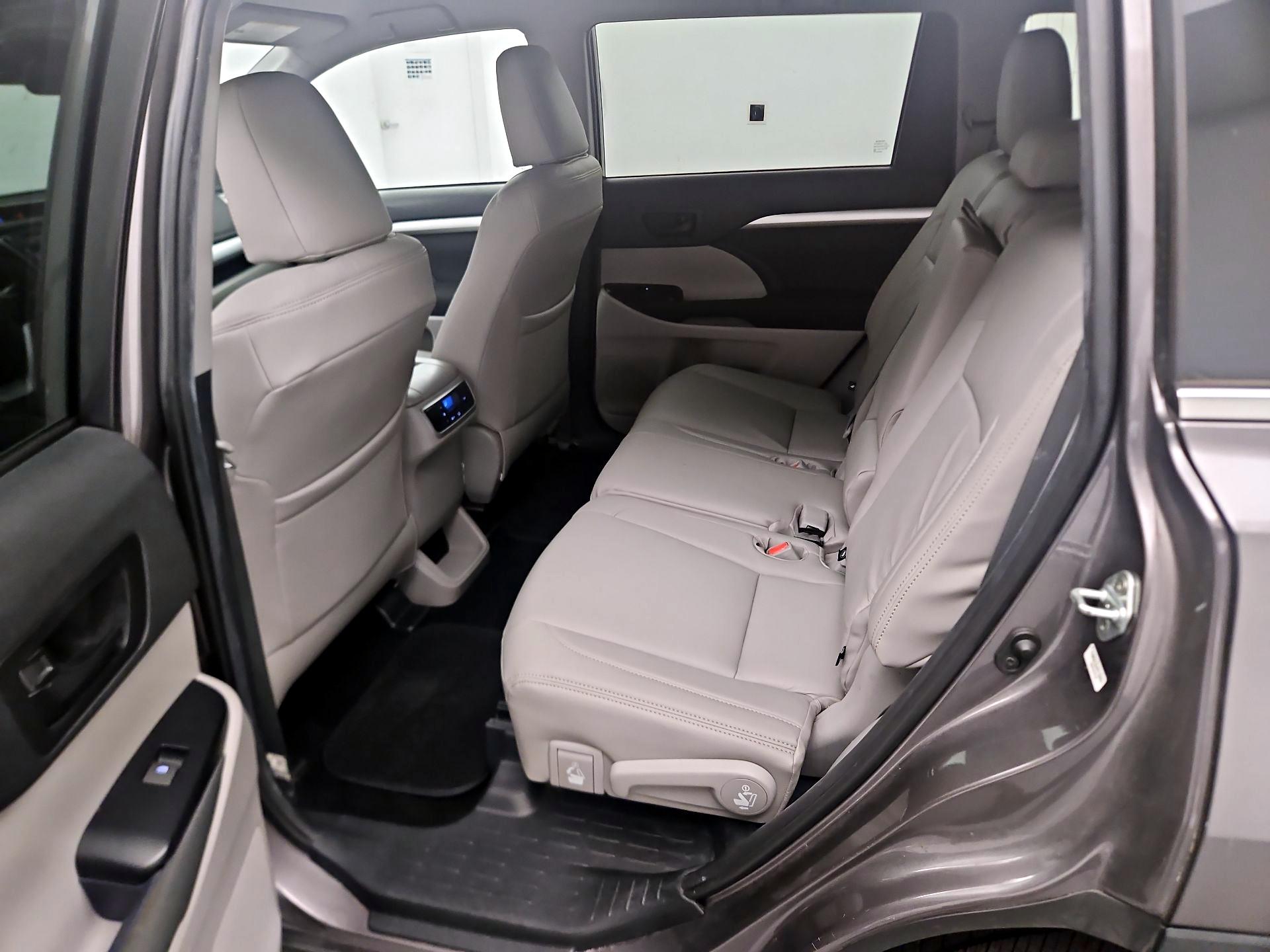 Thumbnail: 2019 Toyota Highlander - 16