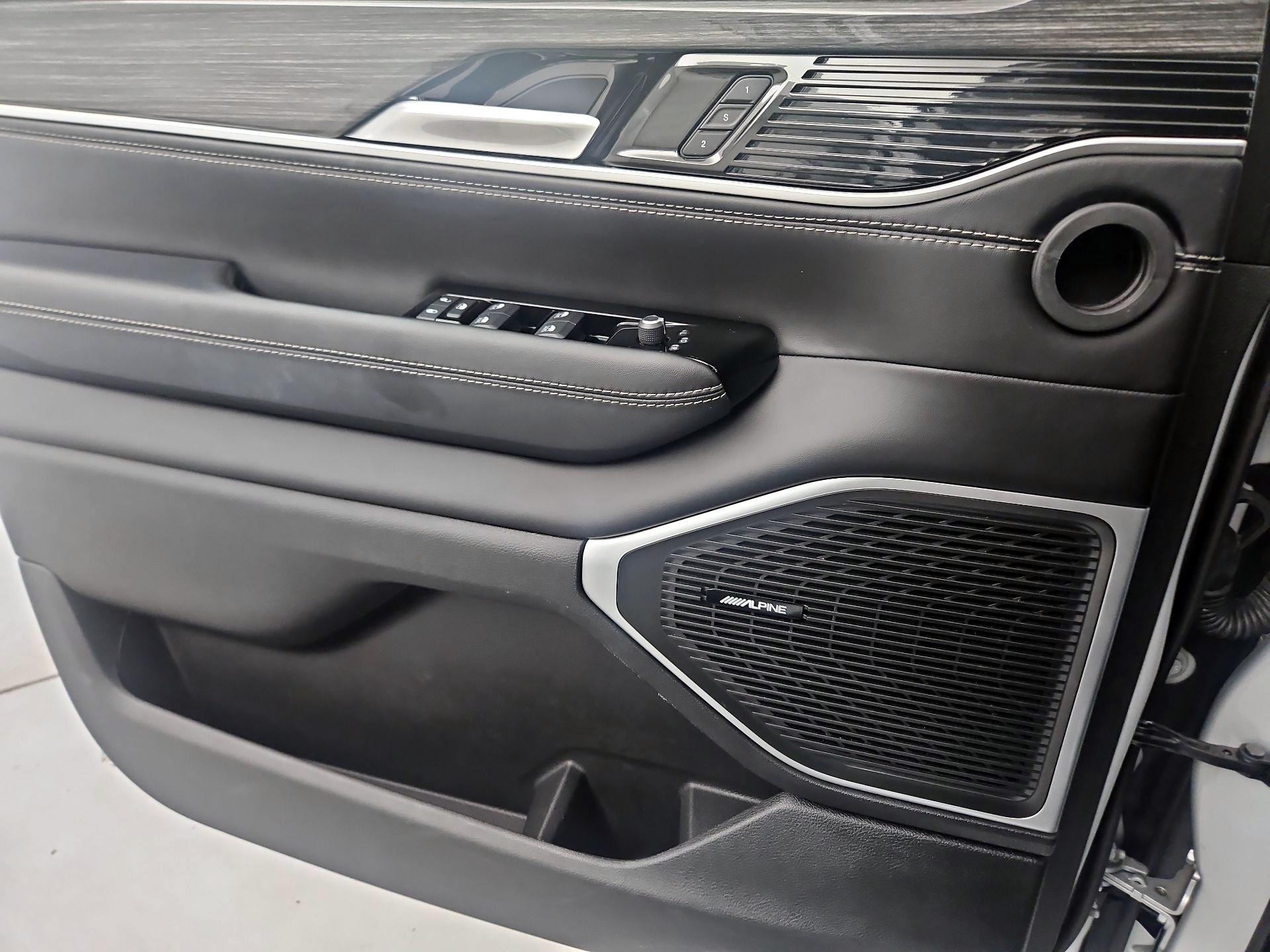 Thumbnail: 2022 Jeep Wagoneer - 12