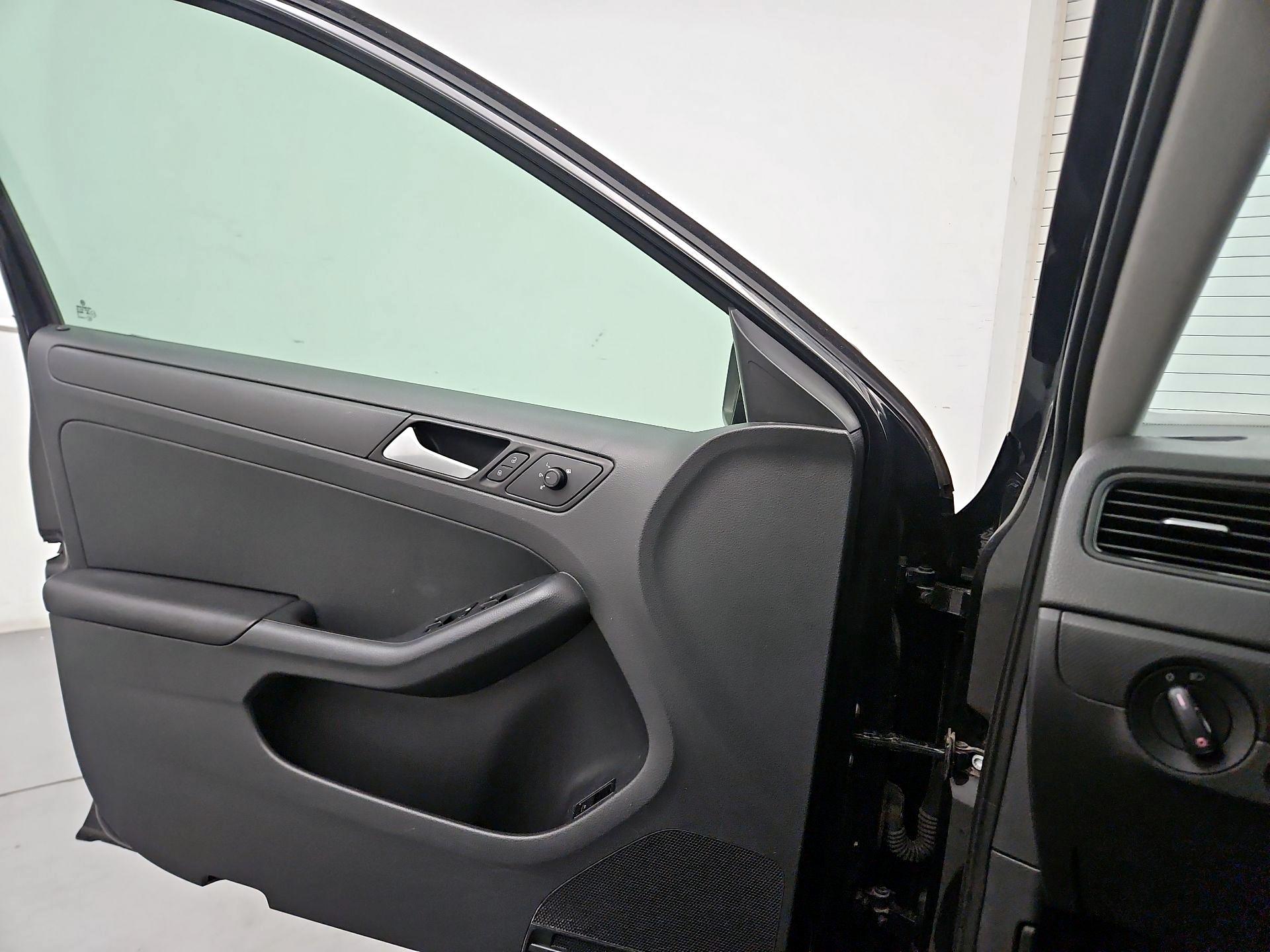 Thumbnail: 2015 Volkswagen Jetta - 12