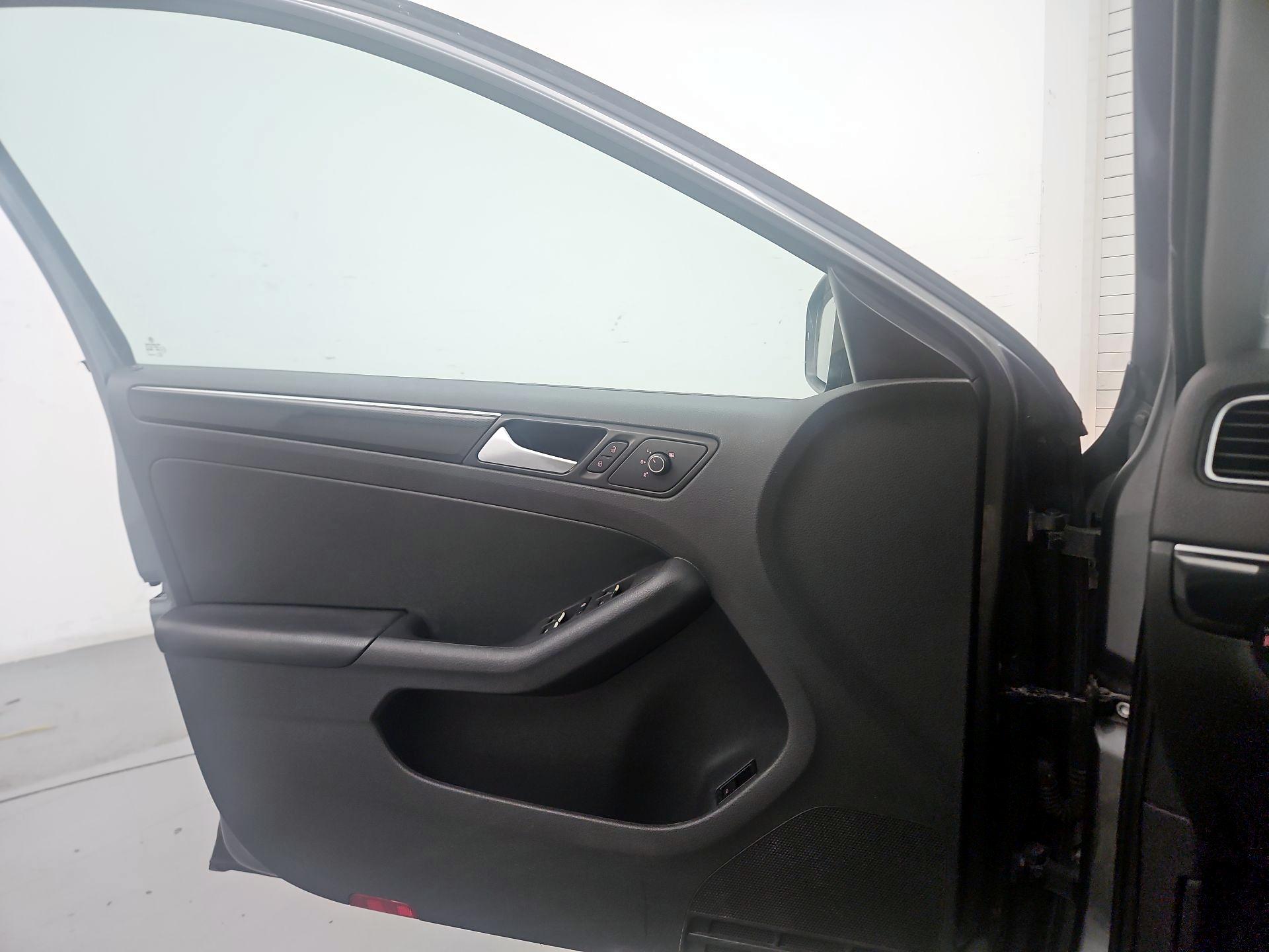 Thumbnail: 2017 Volkswagen Jetta - 12