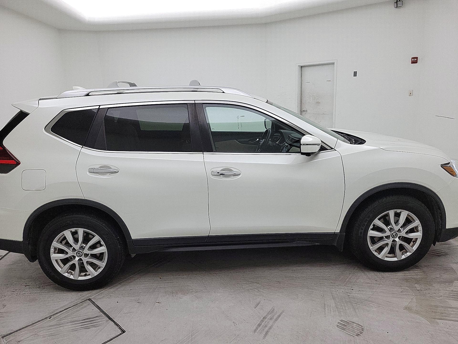 Thumbnail: 2017 Nissan Rogue - 4