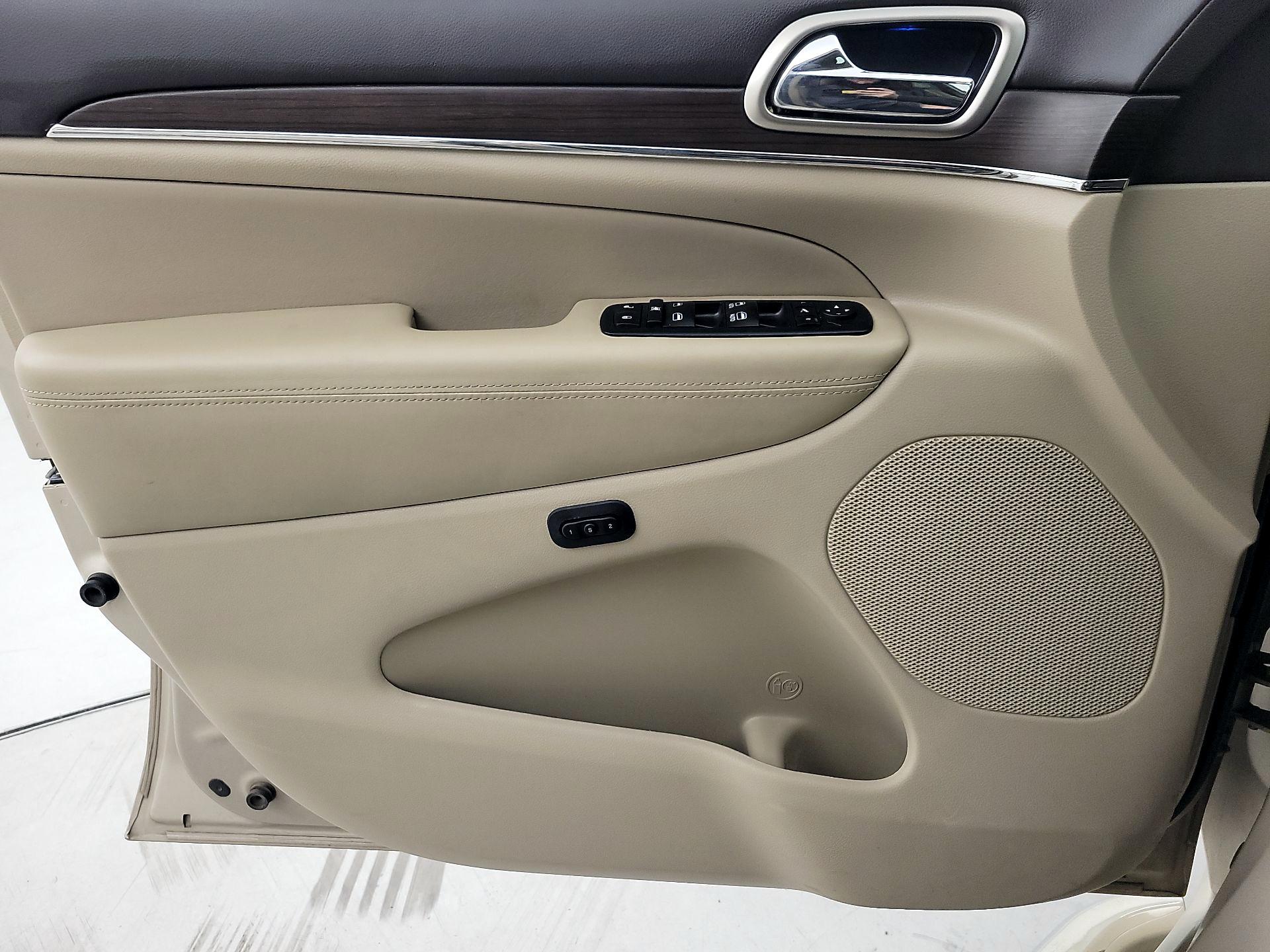 Thumbnail: 2015 Jeep Grand Cherokee - 12