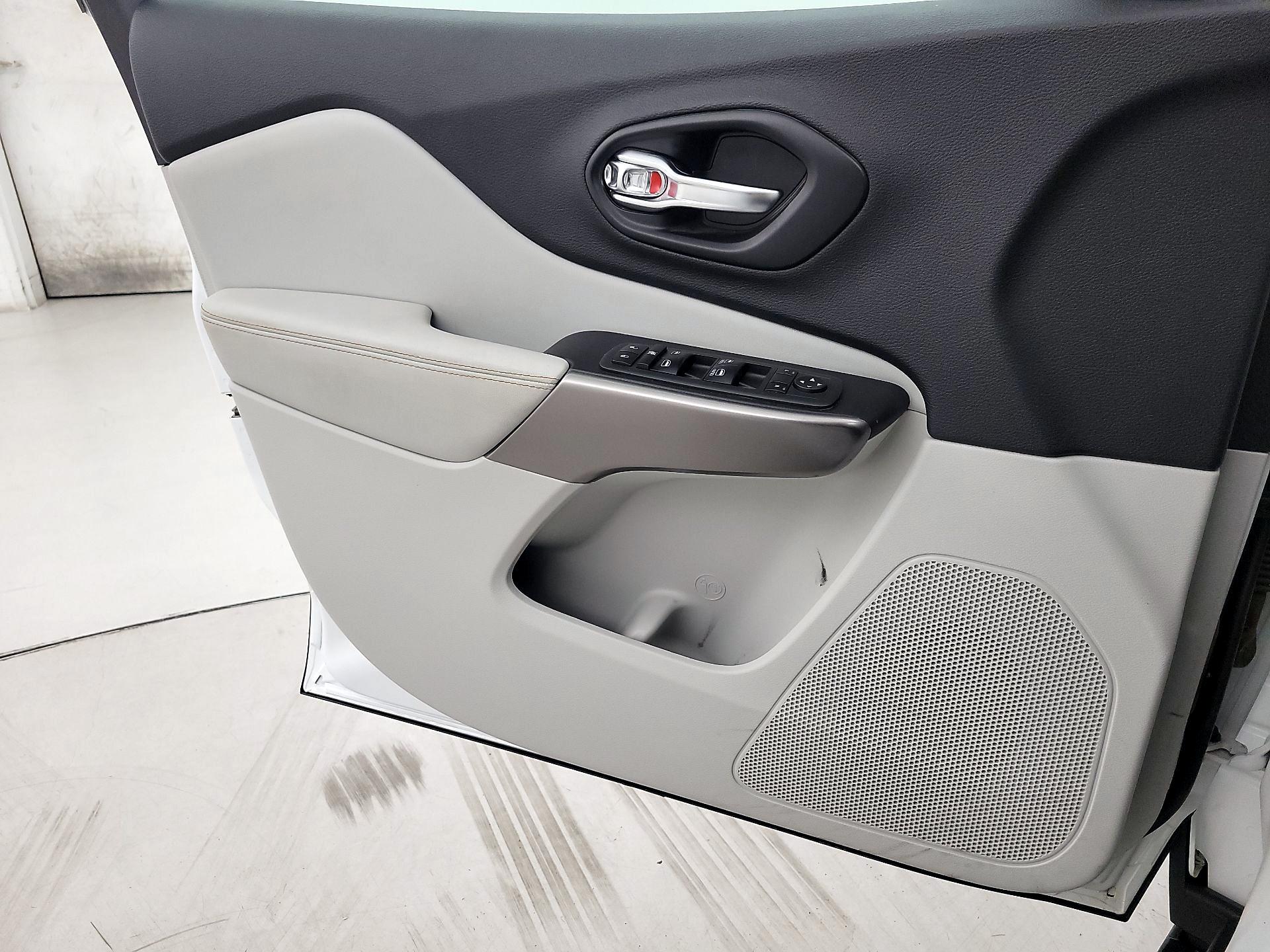 Thumbnail: 2021 Jeep Cherokee - 12