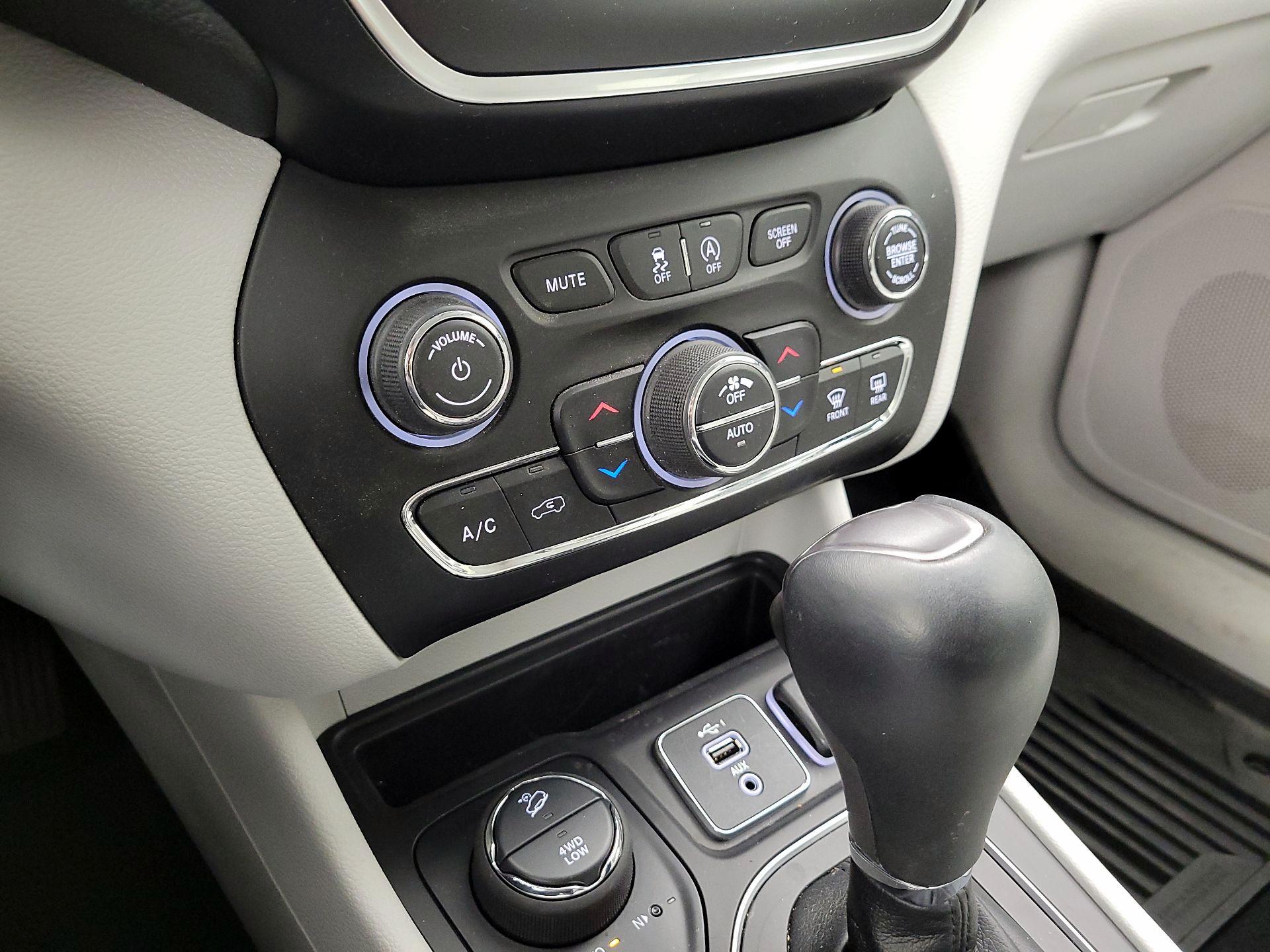 Thumbnail: 2021 Jeep Cherokee - 16