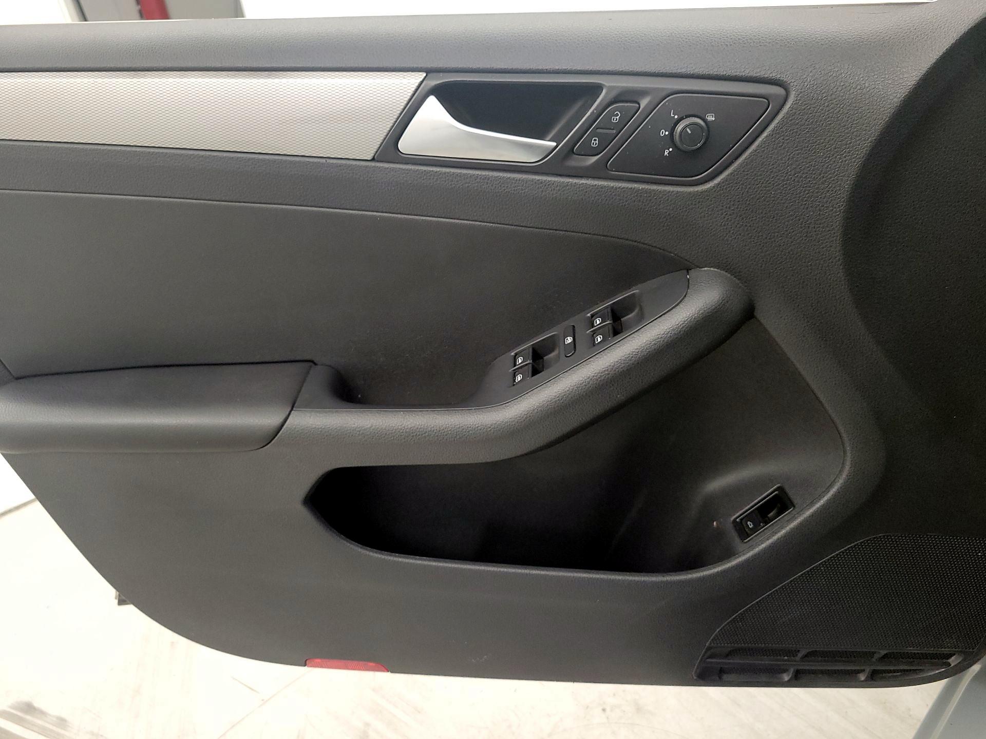 Thumbnail: 2017 Volkswagen Jetta - 10