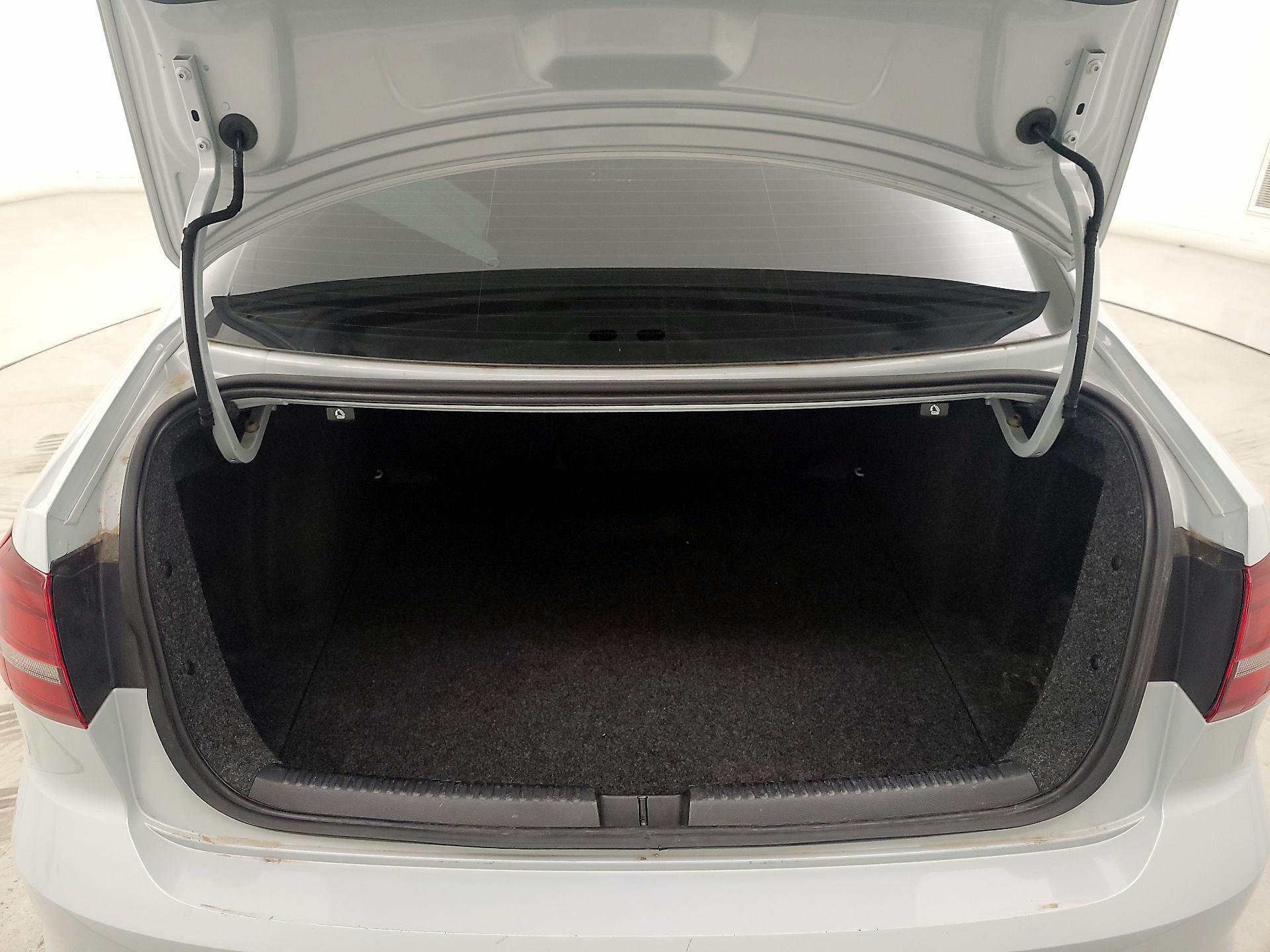 Thumbnail: 2017 Volkswagen Jetta - 14